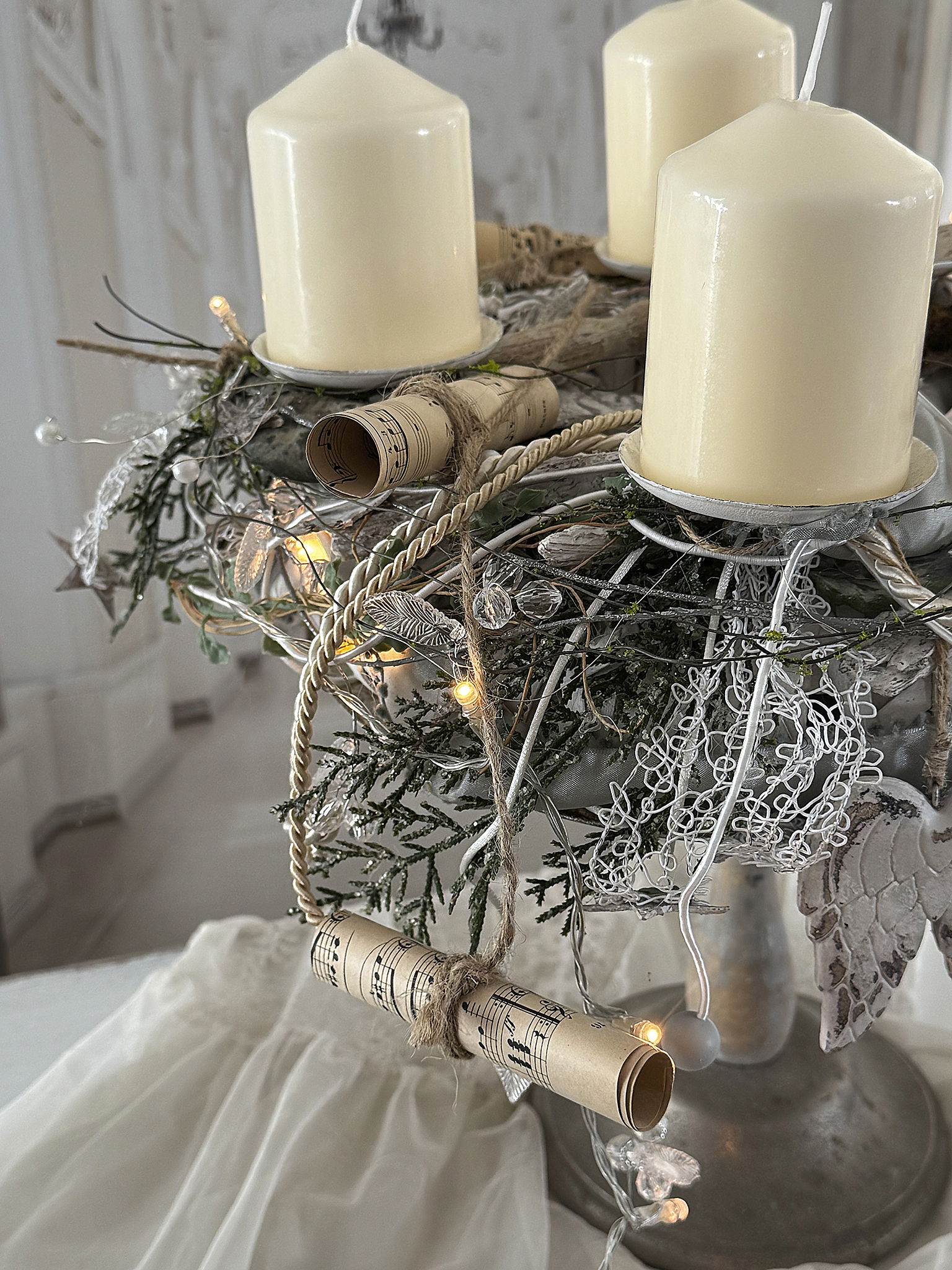 Zauberhafter handgefertigter Adventskranz auf nostalgischer Fußschale – Romantischer Shabby Chic mit Lichterglanz***