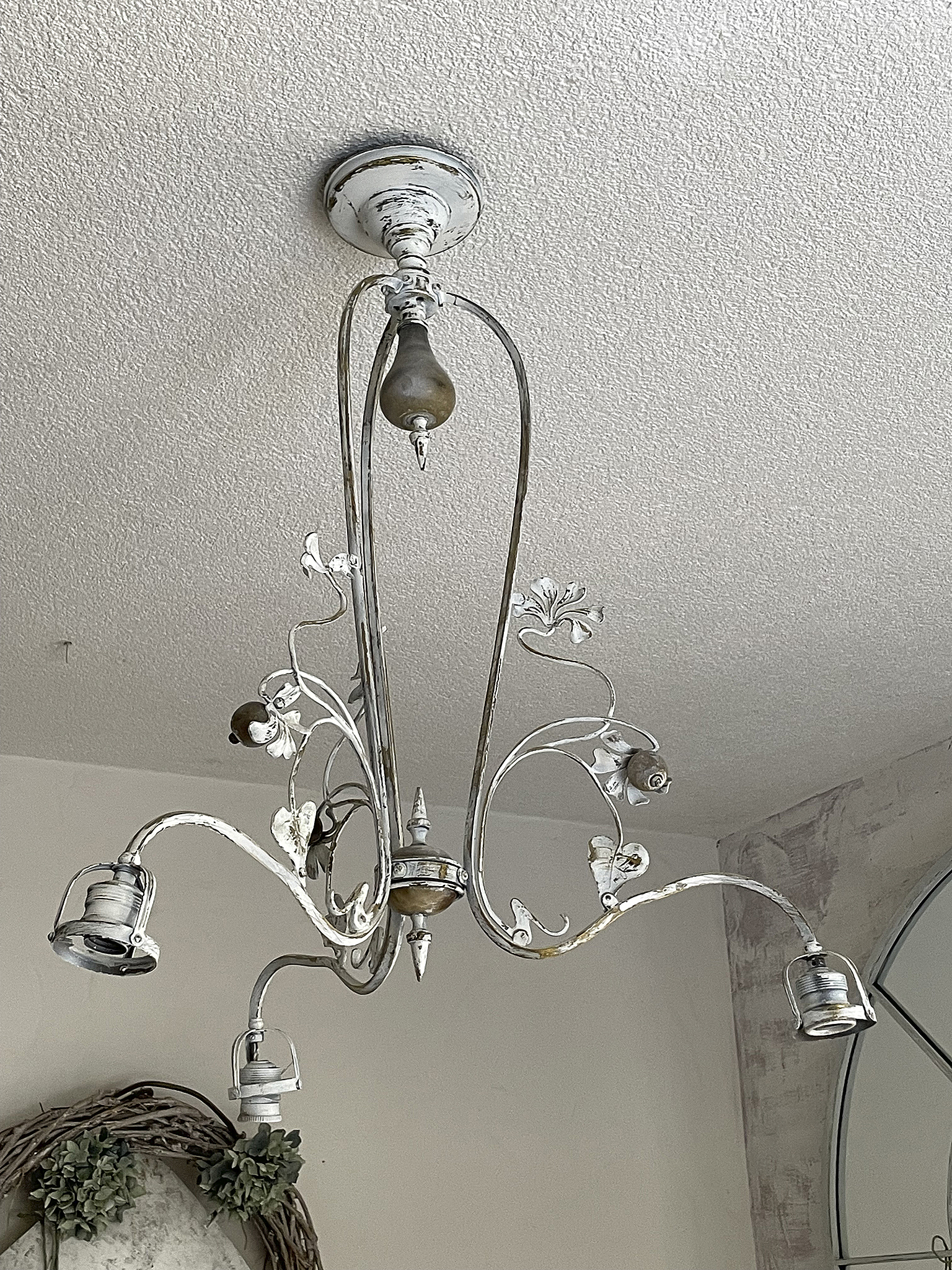 Elegante Deckenleuchte im Vintage-Stil mit floralen Verzierungen Vintage Deckenlampe mit geschwungenen Armen und floralen Elementen