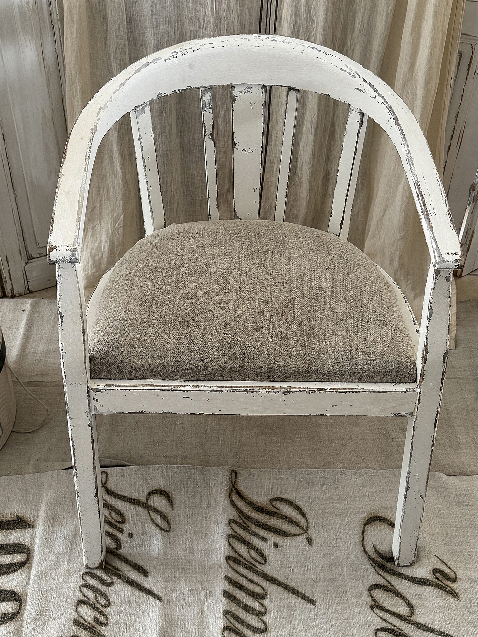 Antiker Armlehnstuhl im Shabby Chic mit Leinensack – Vintage-Liebhaberstück***
