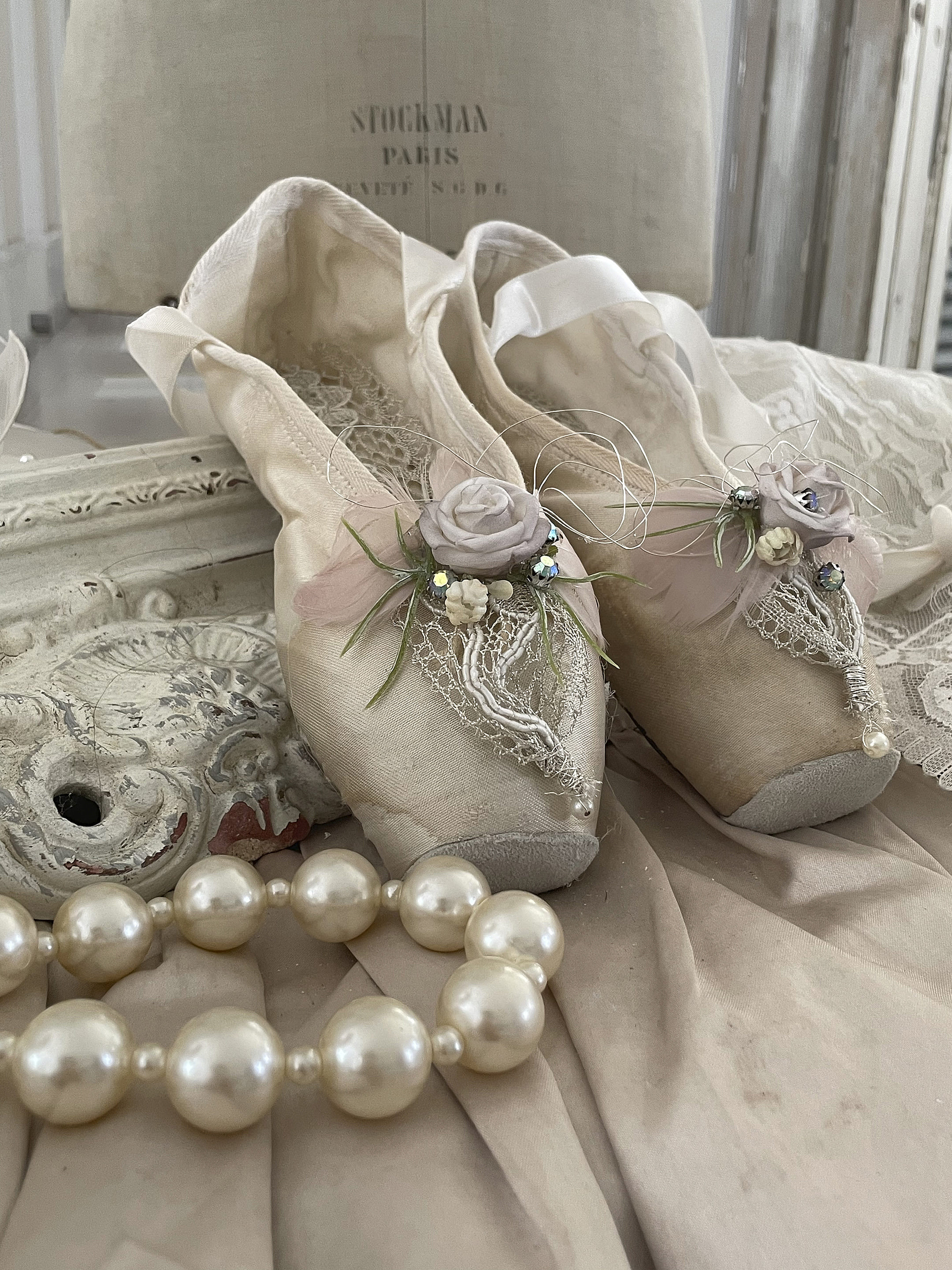 Süße alte Spitzenschuhe Shabby-weiß