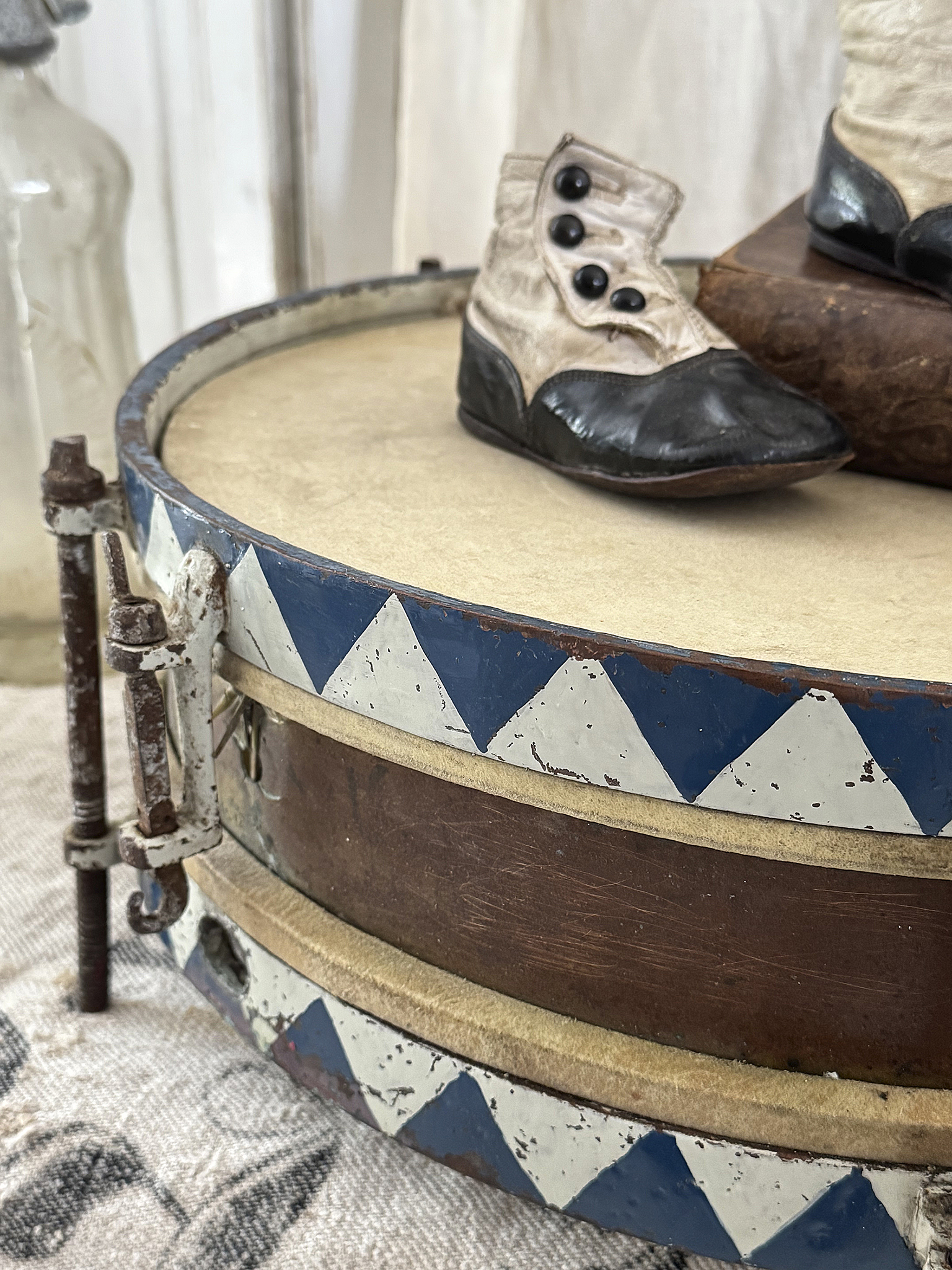 Zauberhafte antike Trommel mit Originalpatina und Messingdetails***