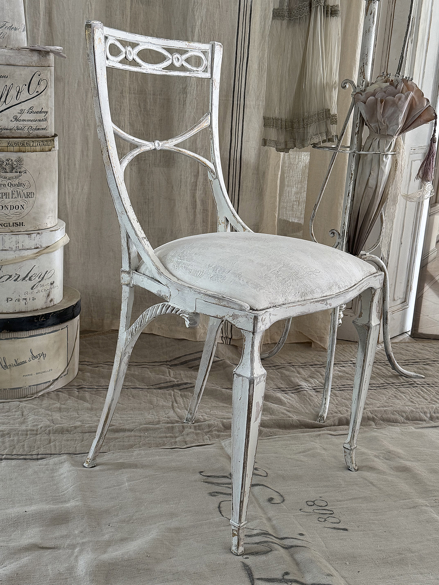 Alter edler Metallstuhl mit Polster***