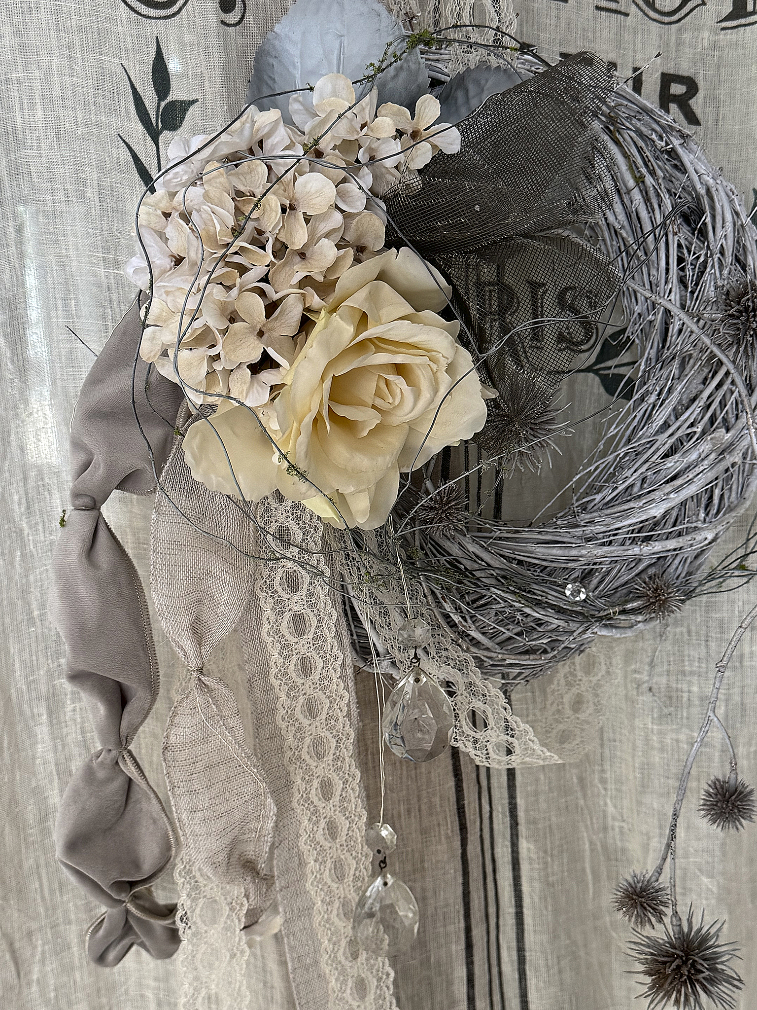 Romantischer Dekokranz im Shabby Chic – gebundener Kranz mit Rosen, Spitze & alten Kristallen im französischen Landhausstil***