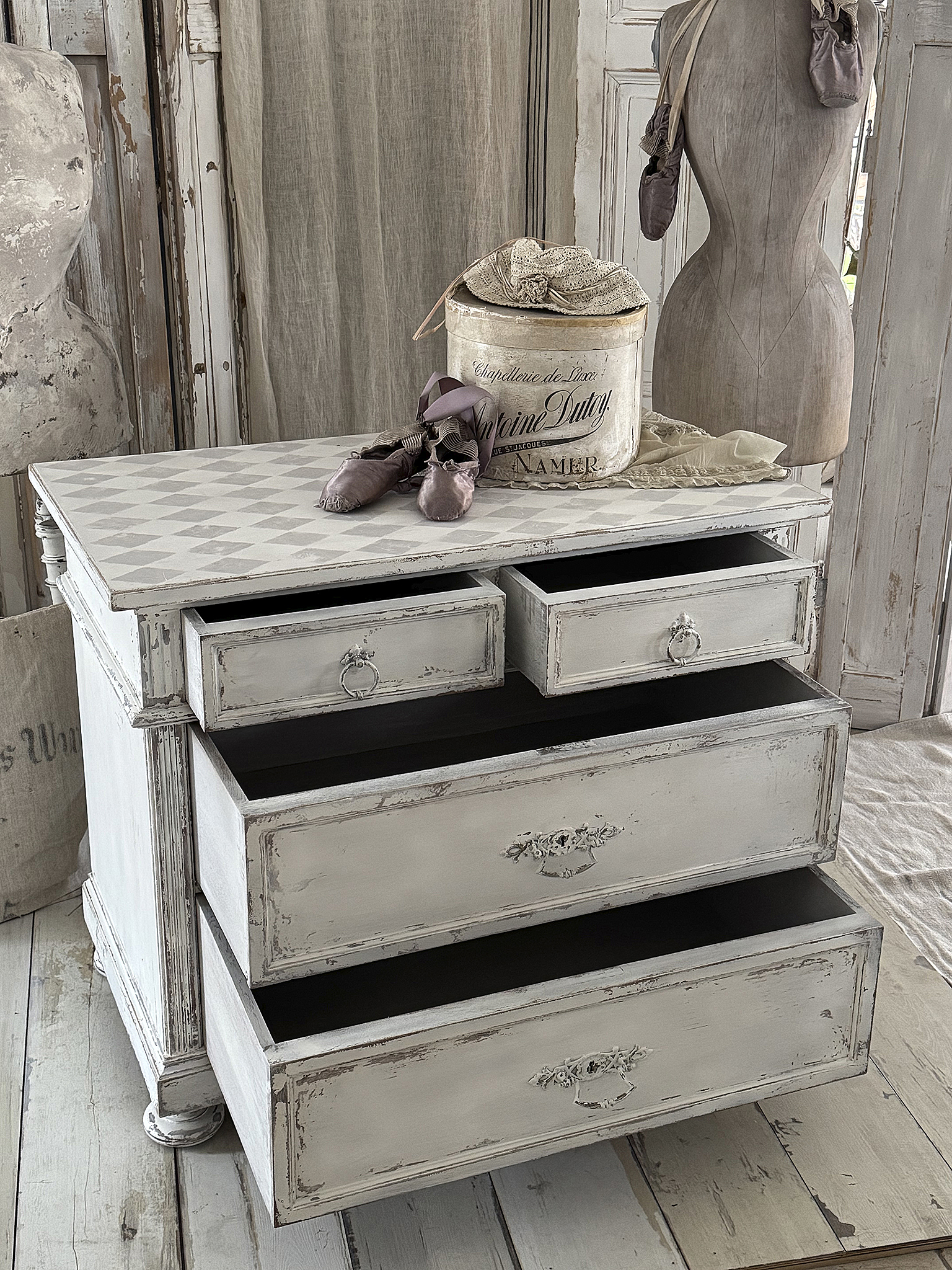 Antike Schubladenkommode im edlen Vintage-Kleid***