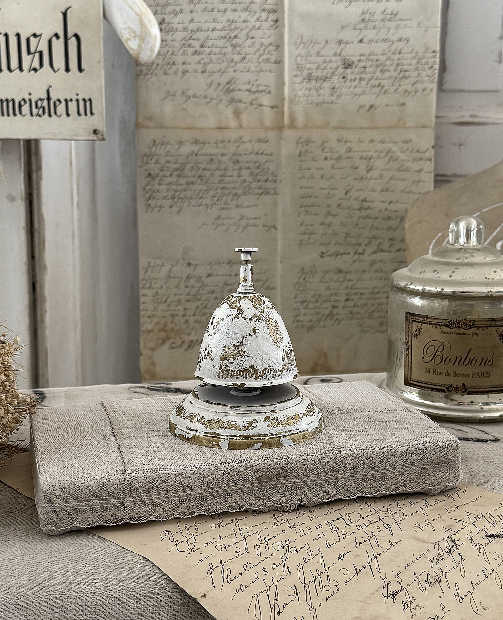 Alte Messing-Tischglocke mit Mehlsackpodest***