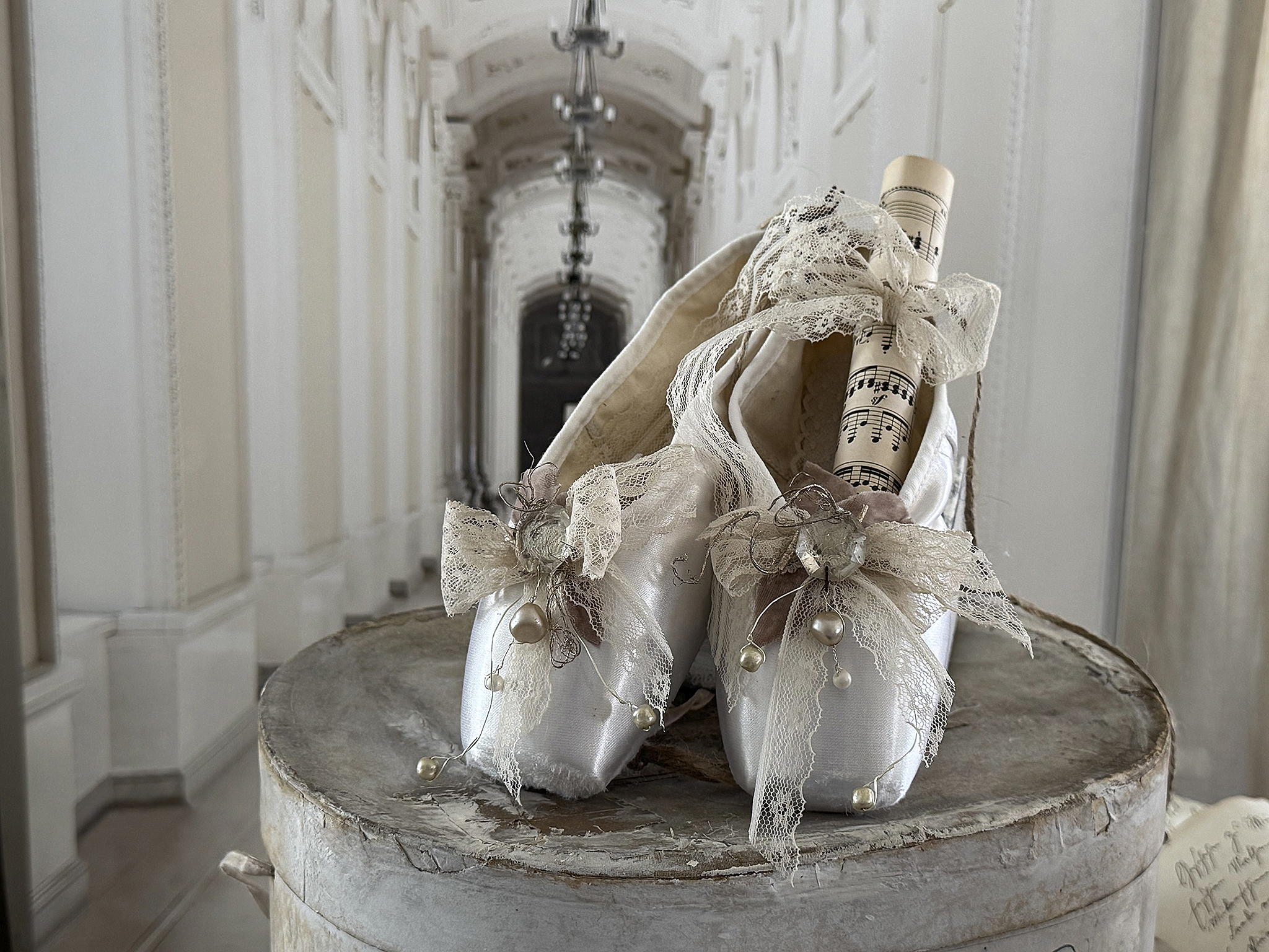 Weiße Spitzen-Ballettschuhe mit Notenblatt-Perlenglanz***