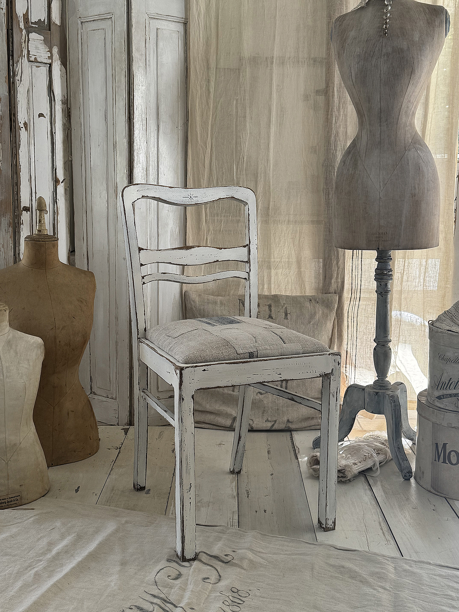 Alter Polsterstuhl mit Mehlsack Shabby-pur***