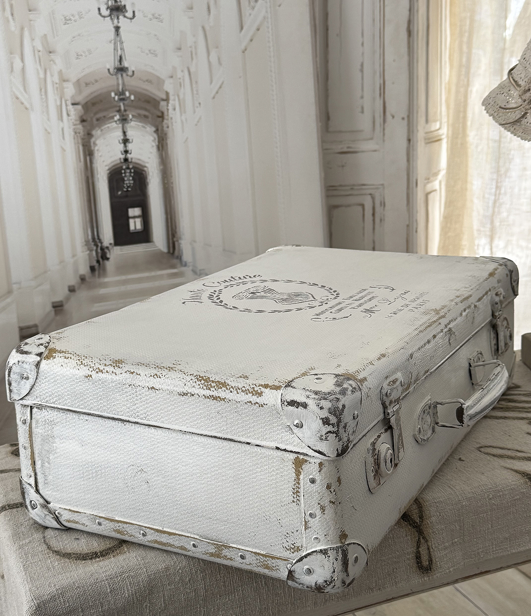 Alter Hartschalenkoffer „Haute Couture“ – Vintage Koffer im französischen Shabby Chic
