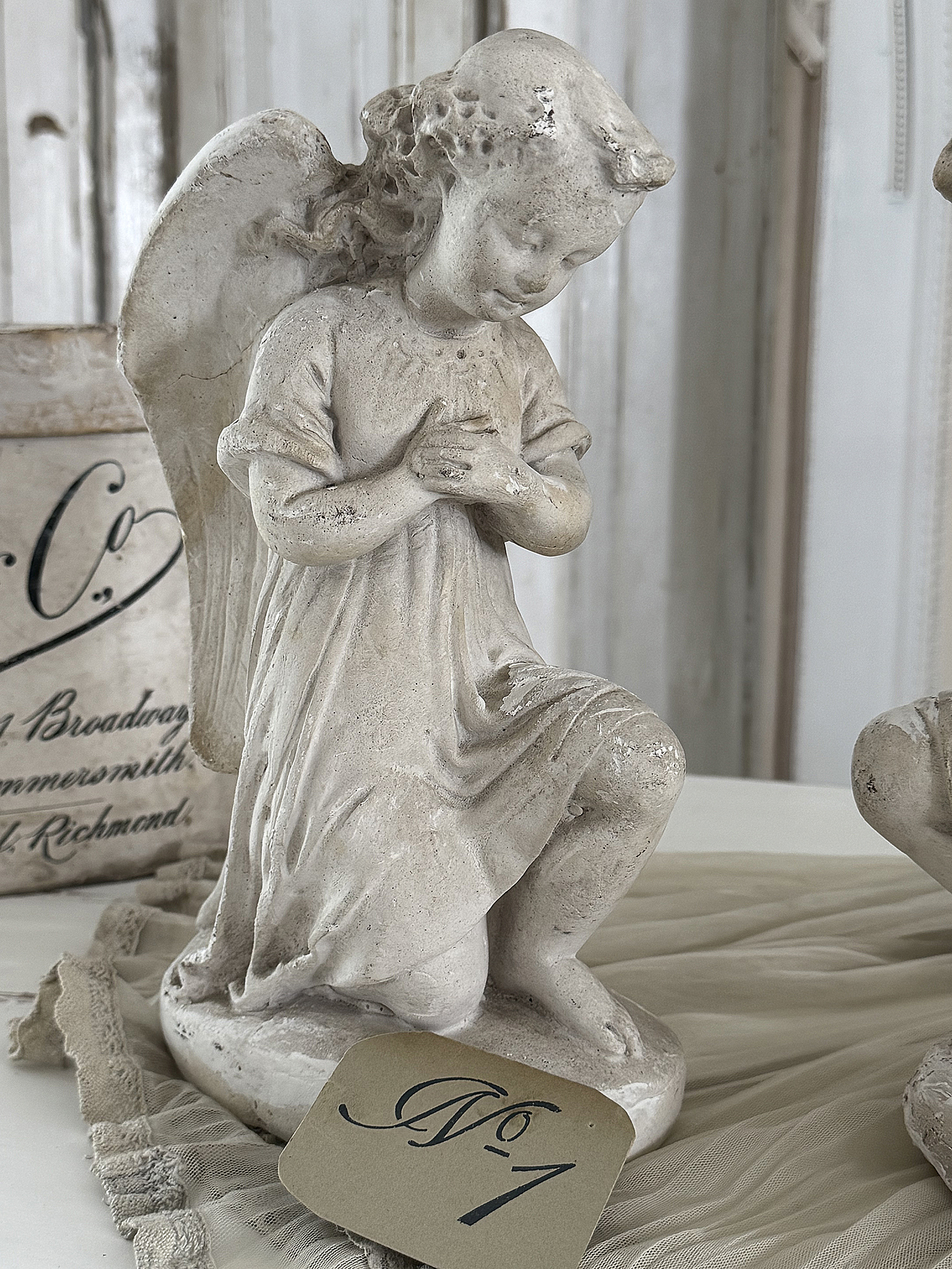 Alte Engel-Figuren aus Frankreich  aus Steingut / Steinzeug***
