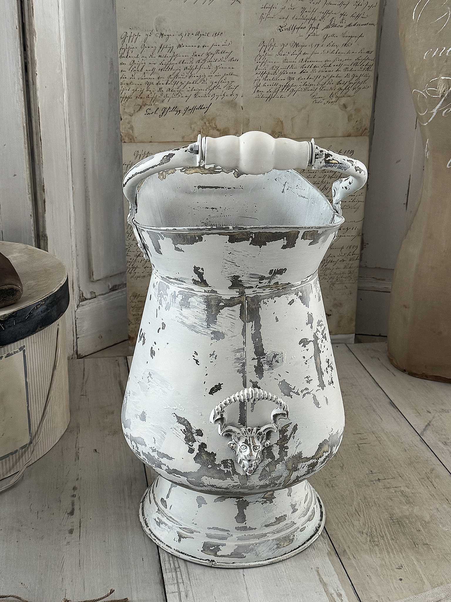 Alte große Kohlenschütte im weißen Shabby-Kleid ***