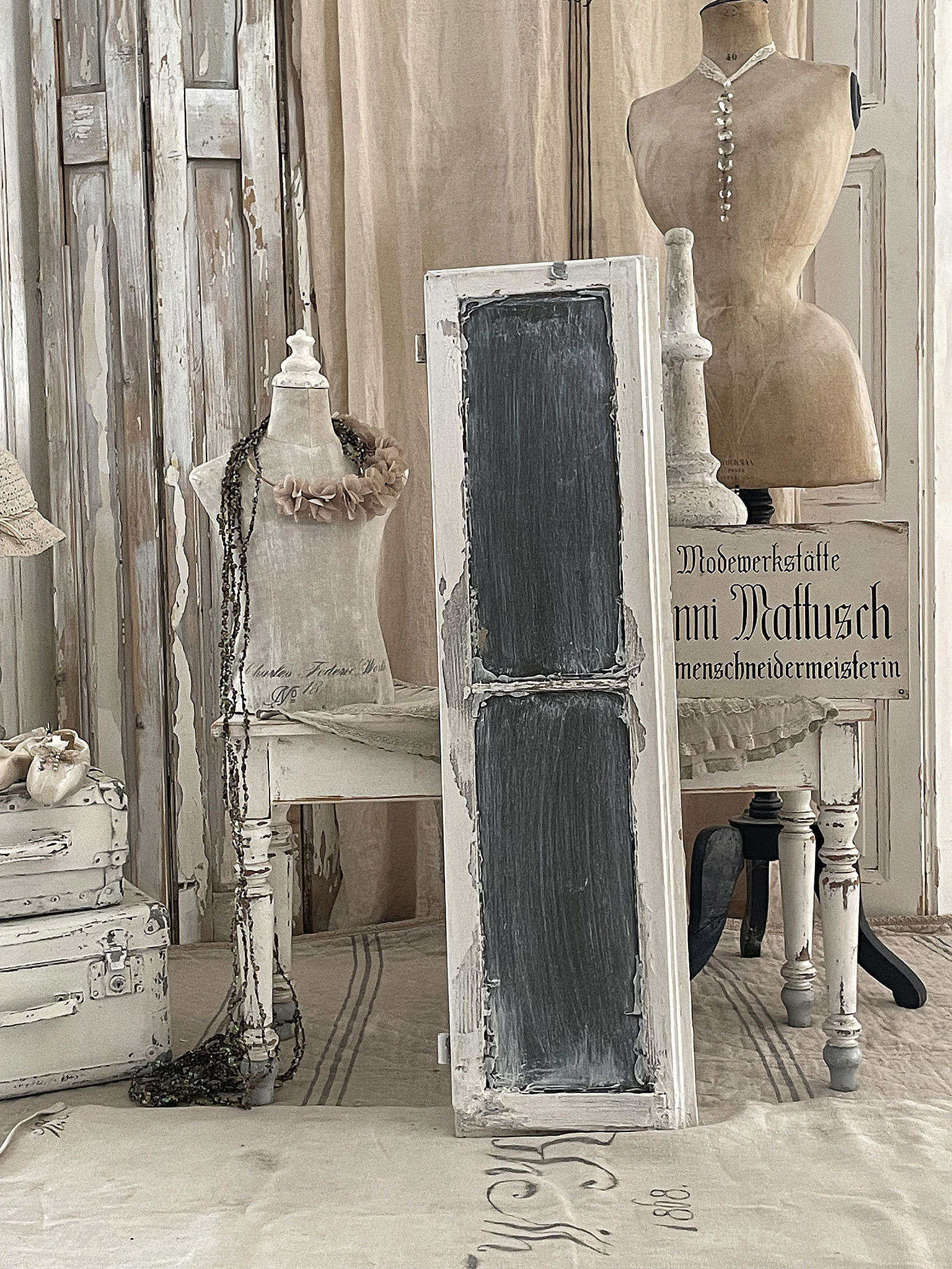Vintage Modeatelier mit Mannequins und stilvollem Interieur Stilvolles Interieur eines Vintage Modeateliers mit Mannequins und Holzdetails