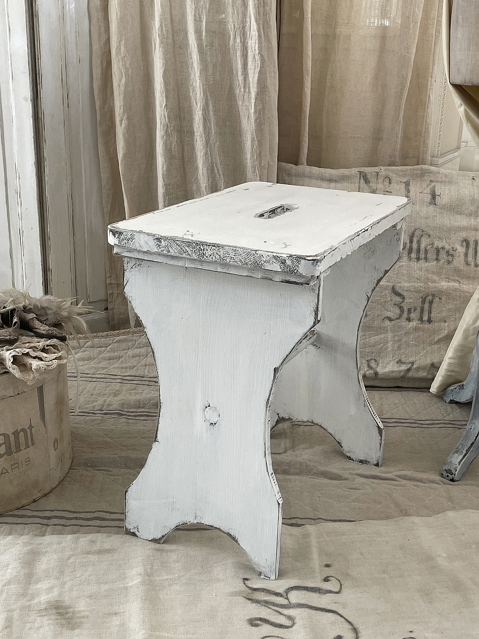 Antiker Shabby-Hocker mit Eingriff***  