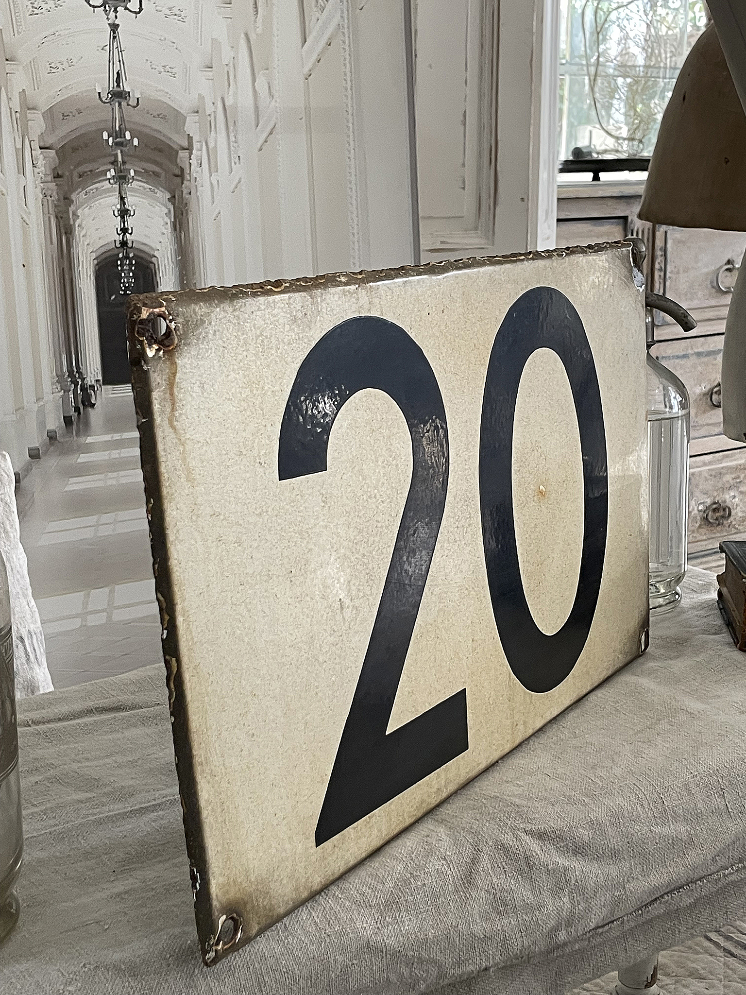 Hausnummernschild mit der Zahl 20 auf einem Tisch dekoriert