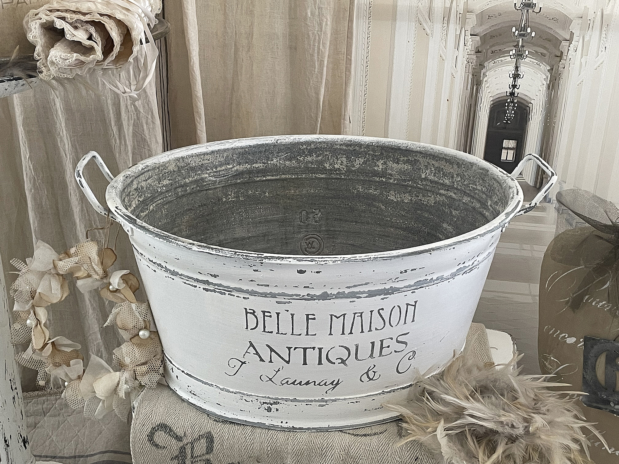 Antiker weißer Eimer von Belle Maison Antiques Weißer Eimer mit dem Schriftzug Belle Maison Antiques, präsentiert auf einem rustikalen Hintergrund