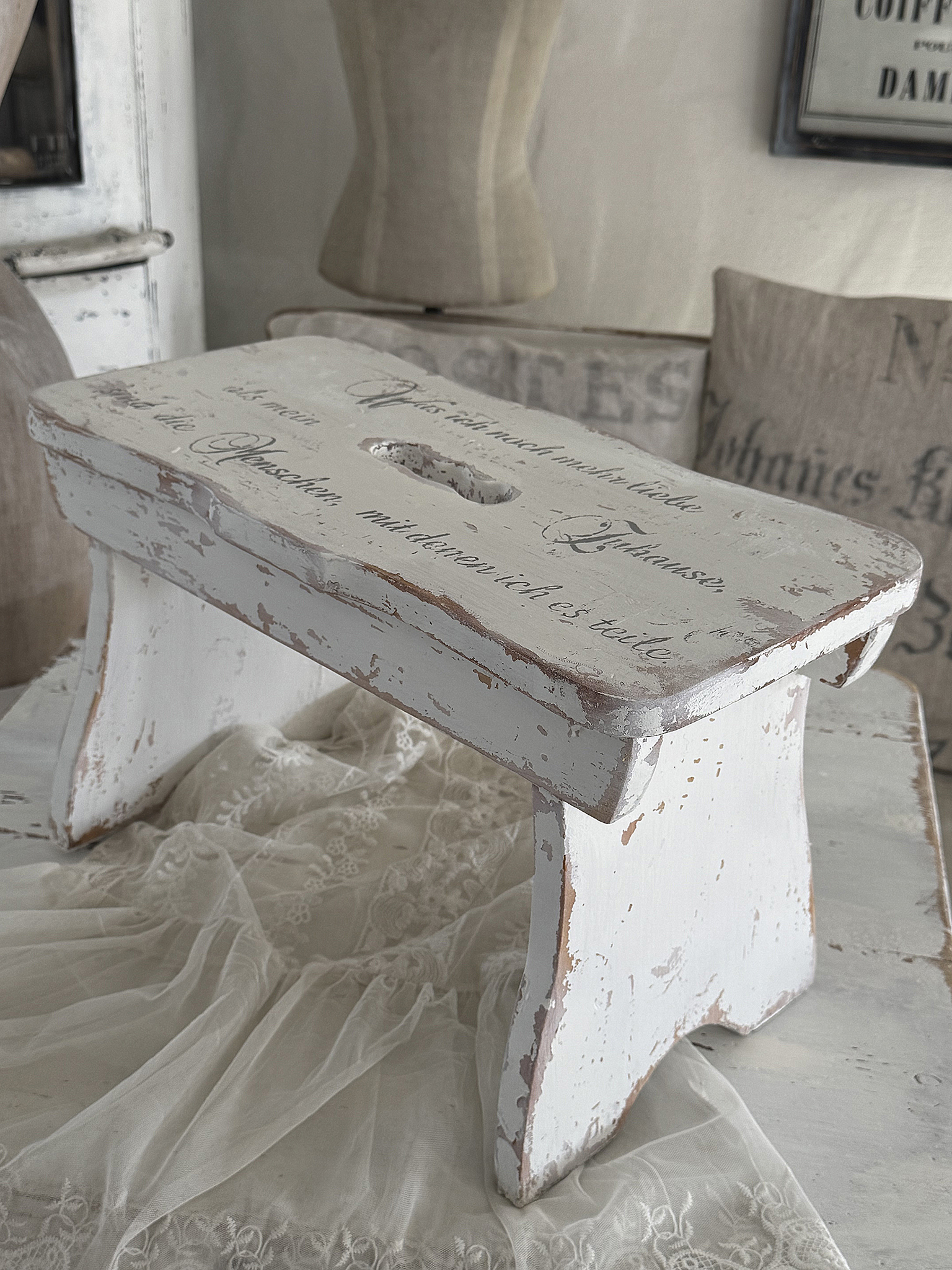 Altes Vollholzbänkchen / Fußhocker mit Charme & Herzensbotschaft***