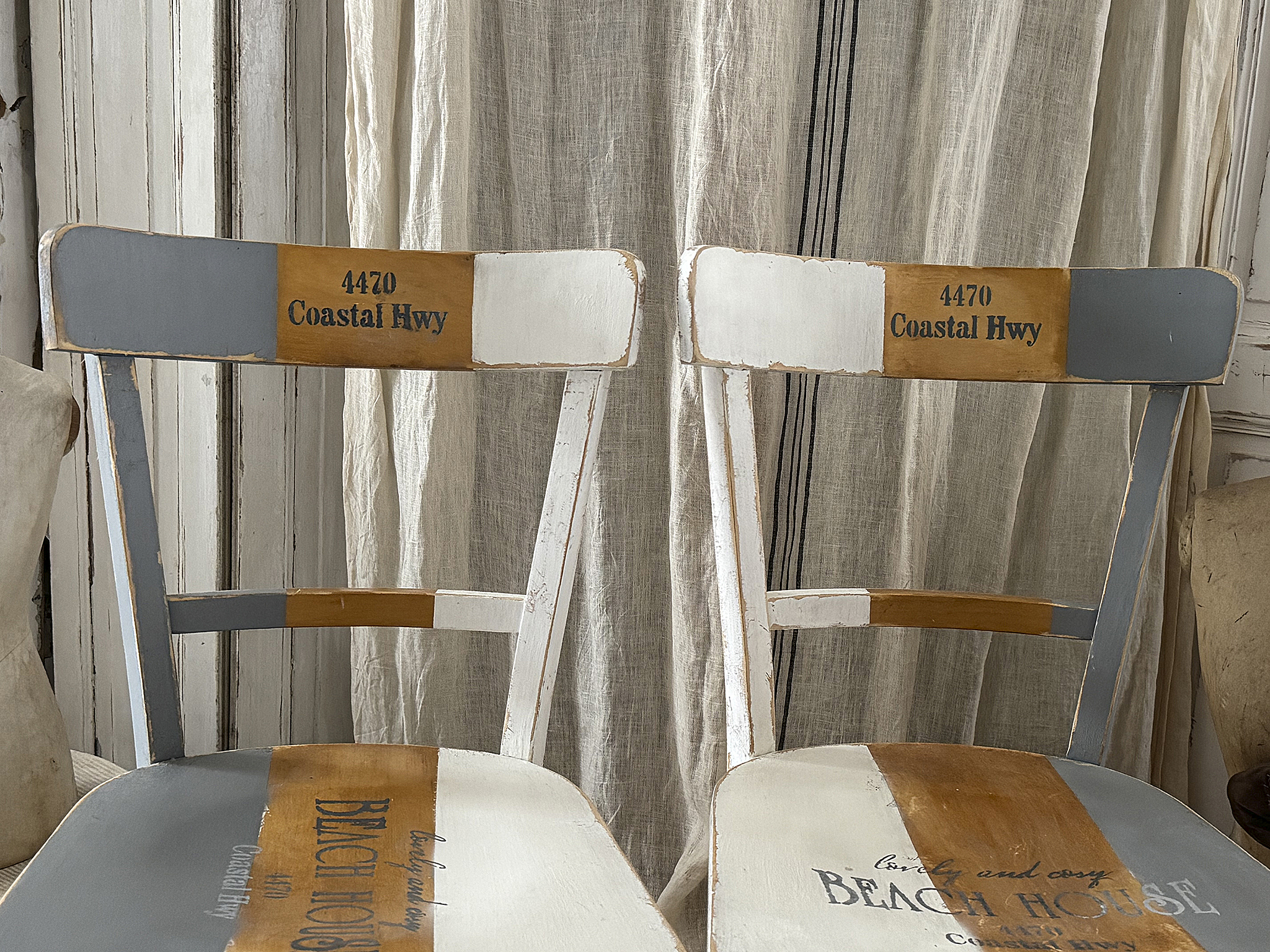 Altes Stuhlpärchen „Beach House“ | Buchenholz | Shabby Chic Weiß Grau Naturholz***
