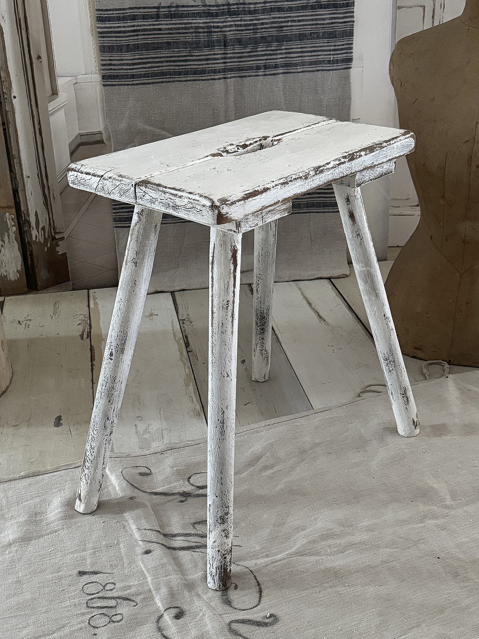 Alter, robuster Bauernhocker***