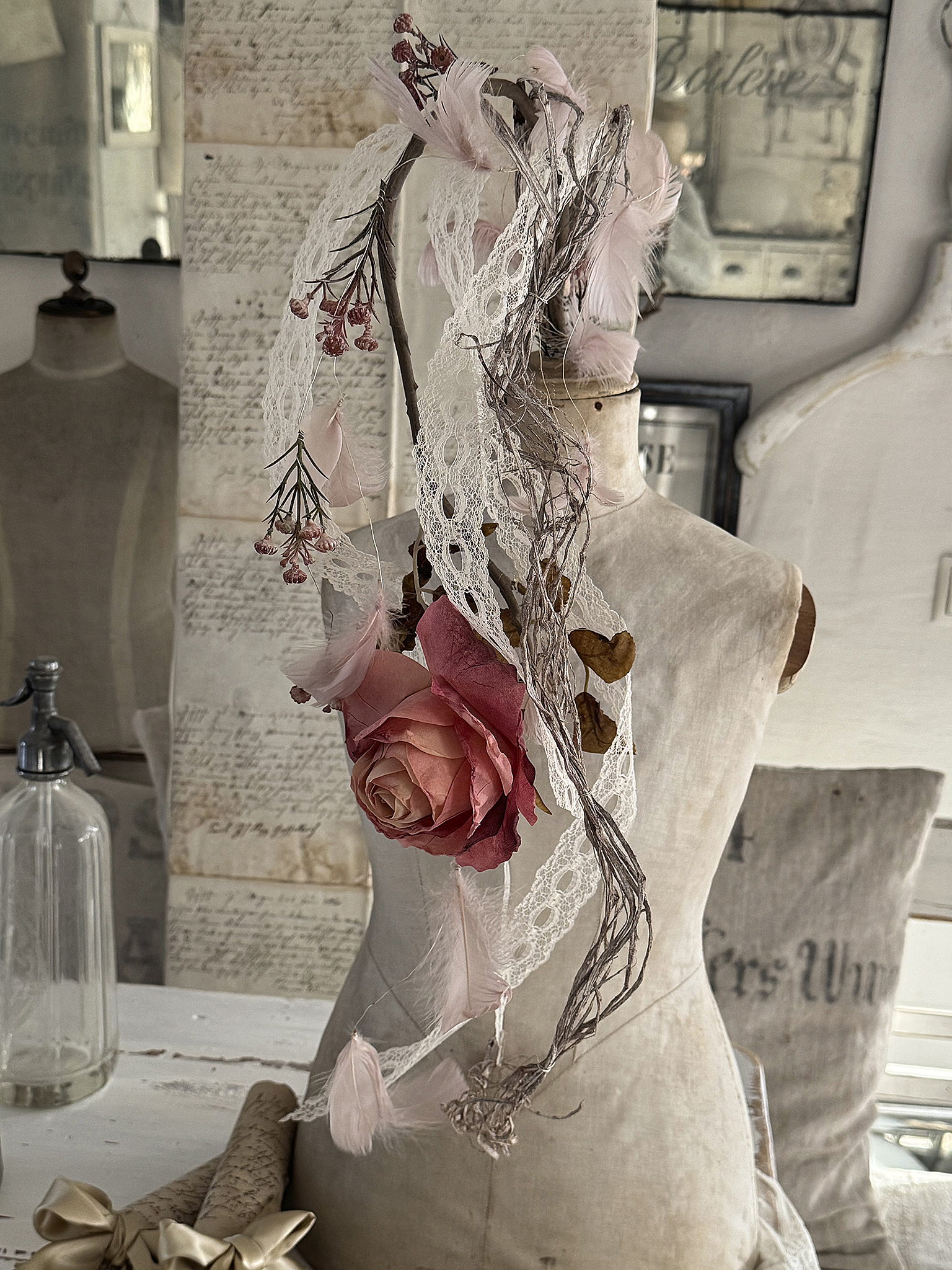 Hohe Glasvase mit romantischer Rosendeko im Shabbykleid***