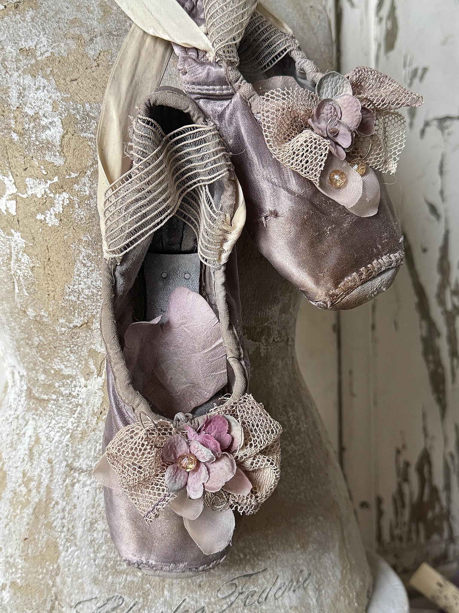 Alte Ballettspitzenschuhe im Malveton- Getanzte Erinnerung 1***