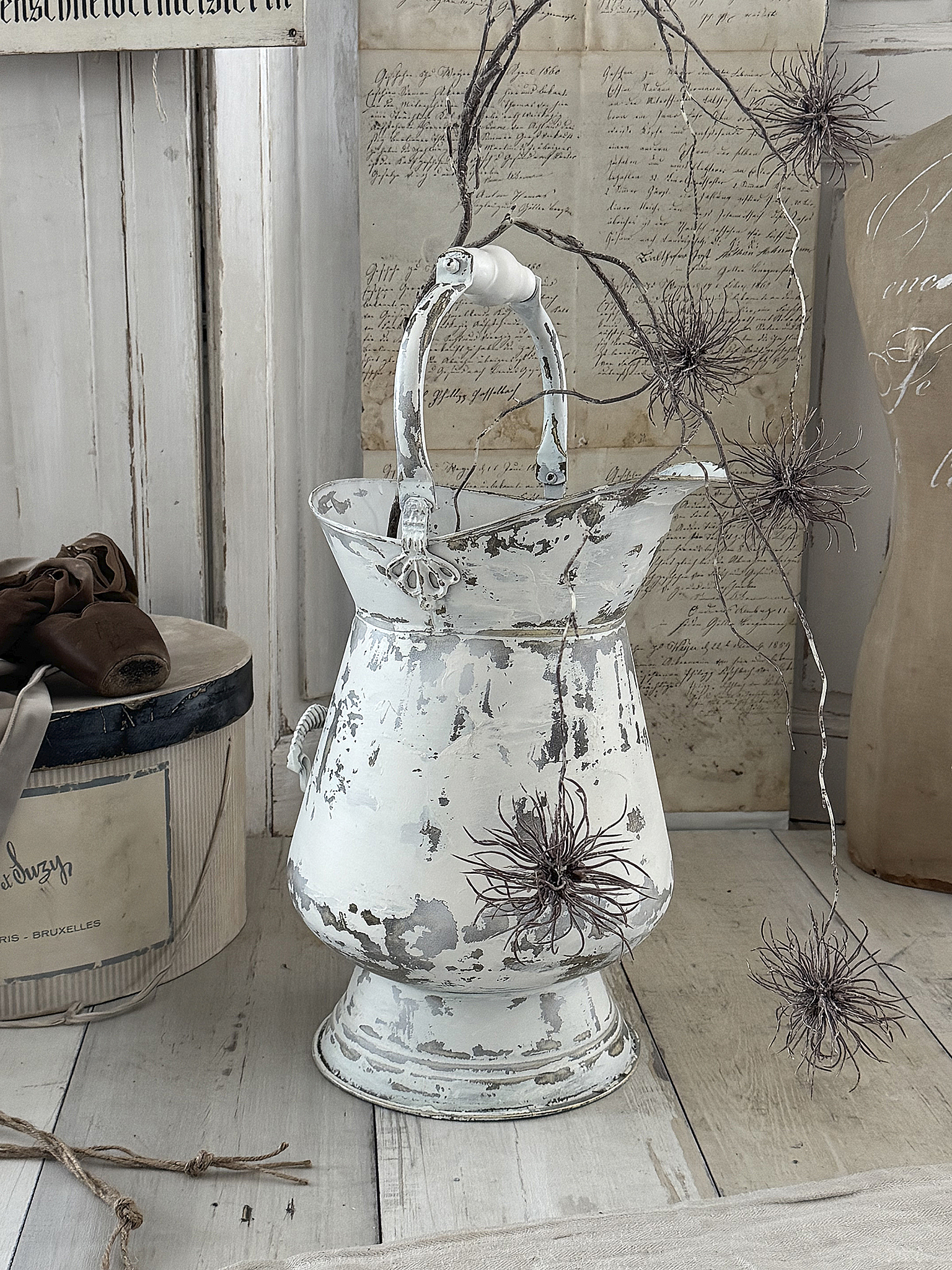 Alte große Kohlenschütte im weißen Shabby-Kleid ***