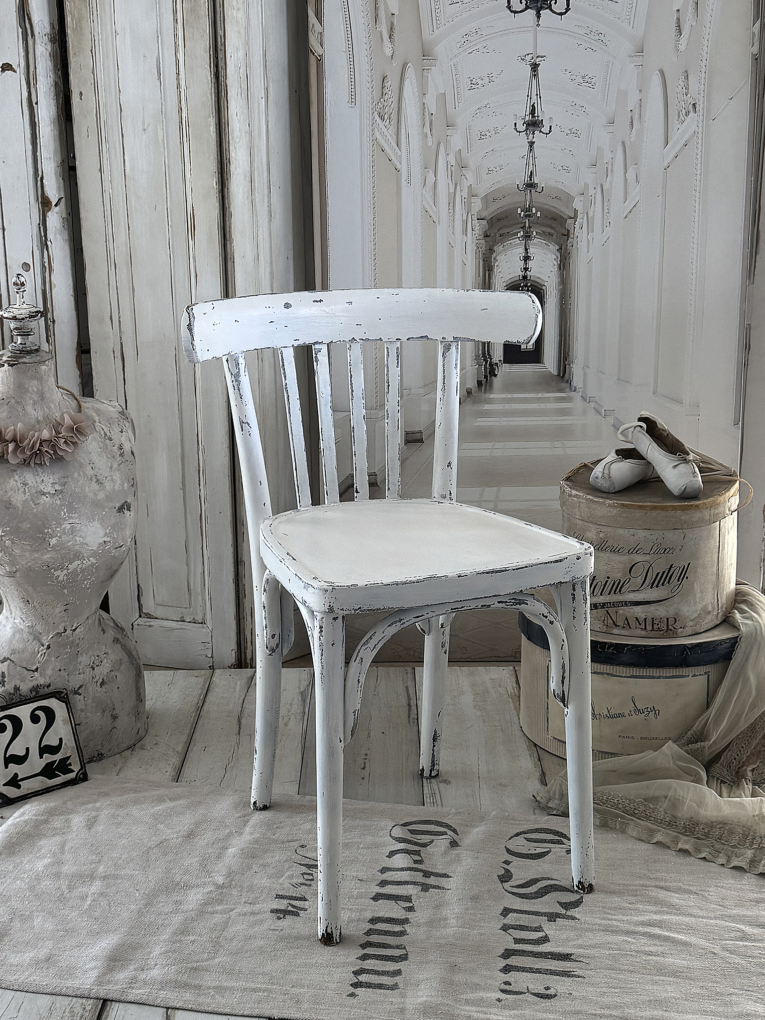Antiker Bugholzstuhl – Matt-Weiß – Shabby  – Vintage Stuhl mit Patina***