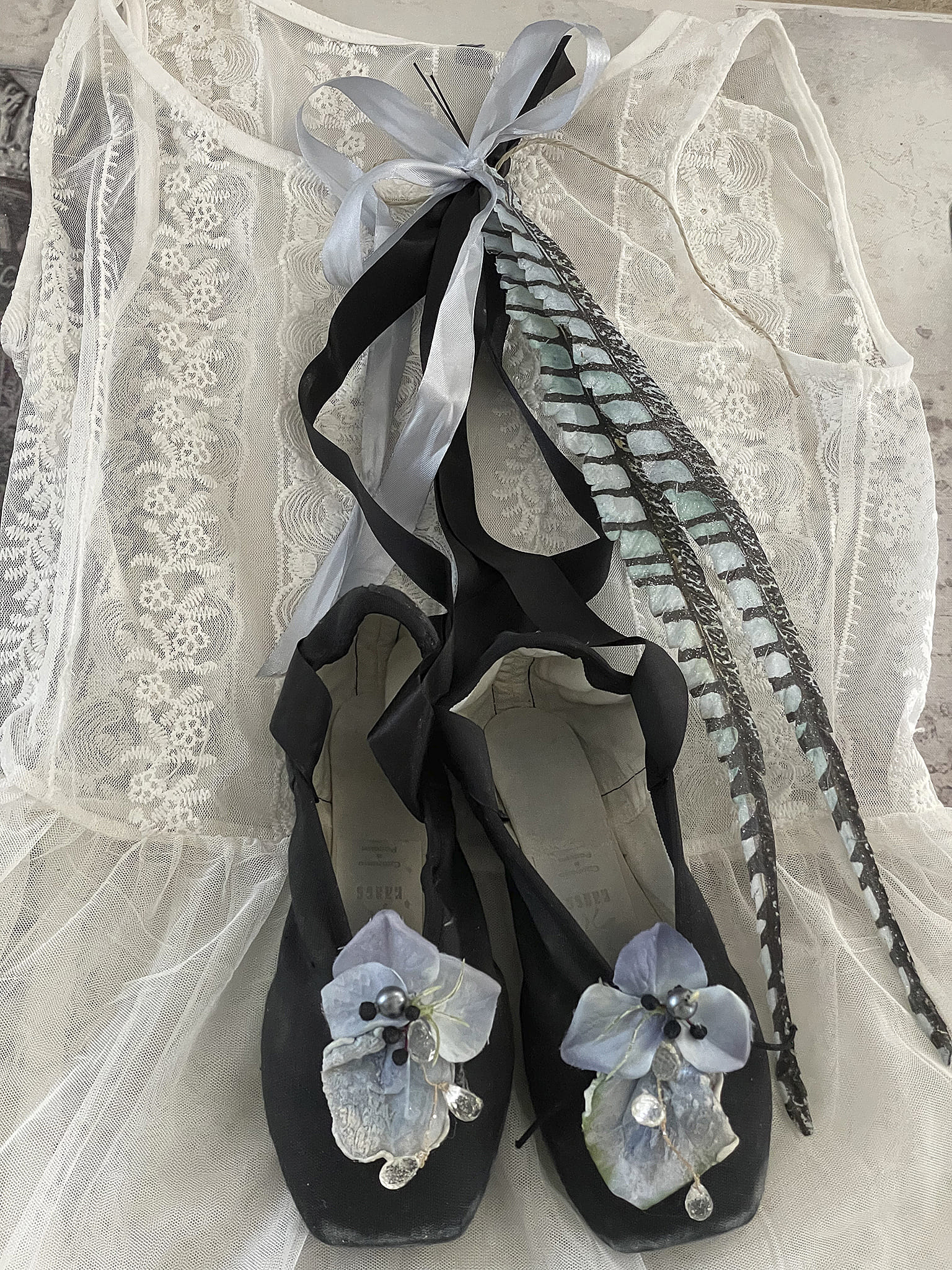 Schwarz-weiße Outfitkombination mit eleganten Schuhen und Spitze