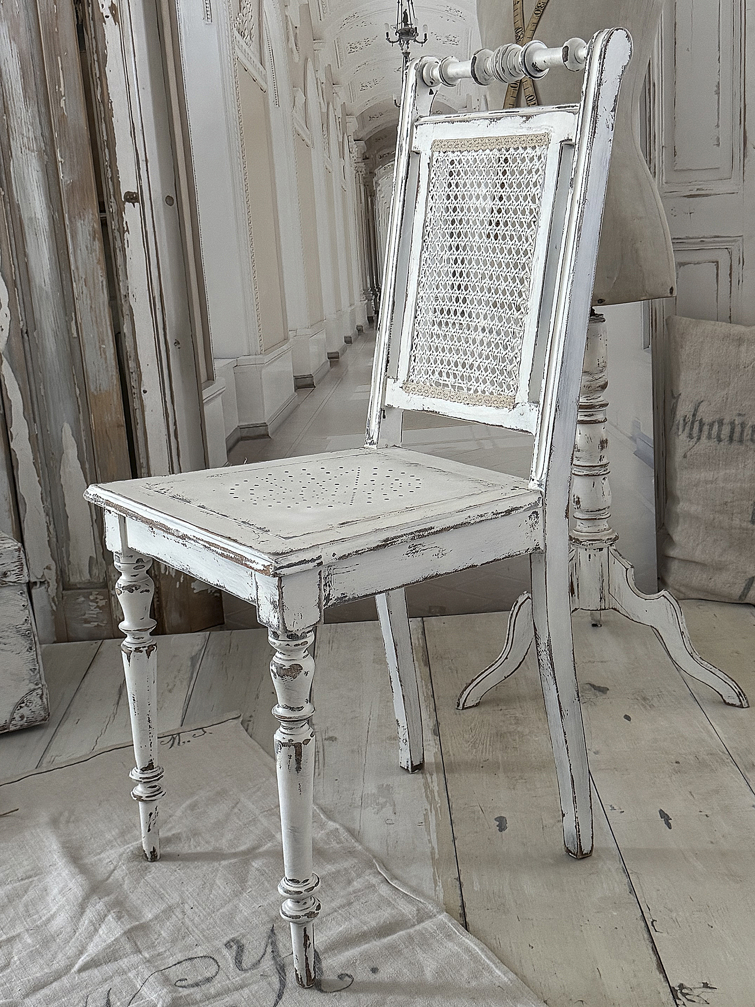 Antiker Gründerzeitstuhl im mattweißen Shabby-Kleid *** Antiker Gründerzeitstuhl im mattweißen Shabby-Kleid ***
