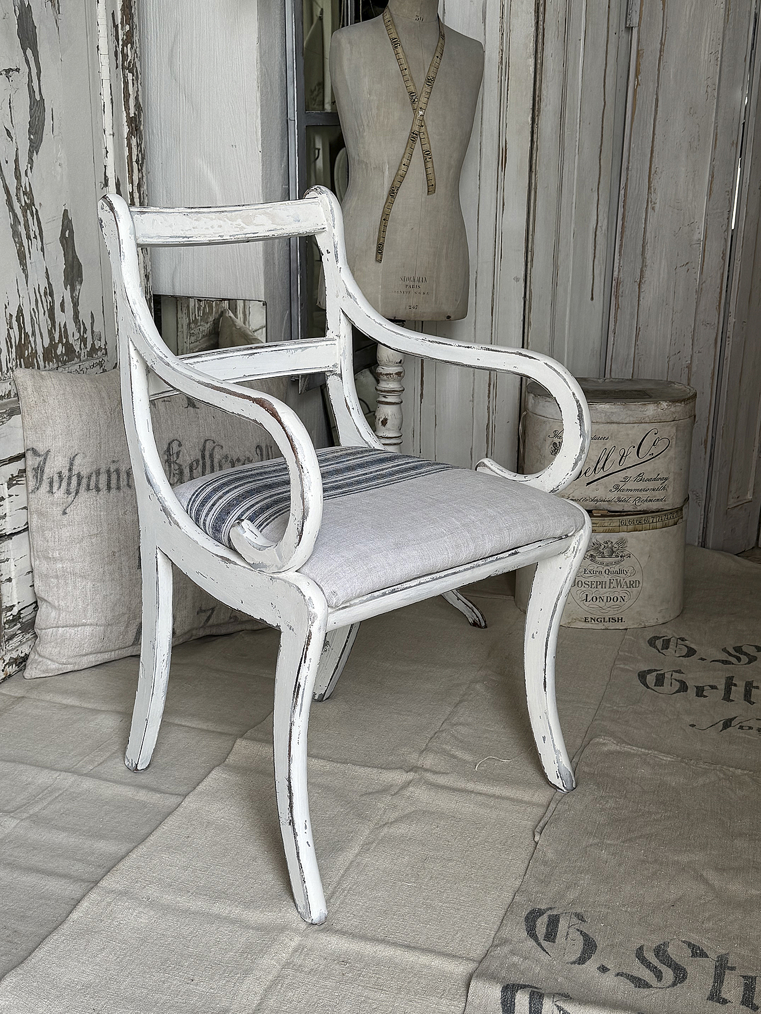 Geschwungener Armlehnenstuhl im Shabby Chic – Vintage Vollholzstuhl mit altem Mehlsack***