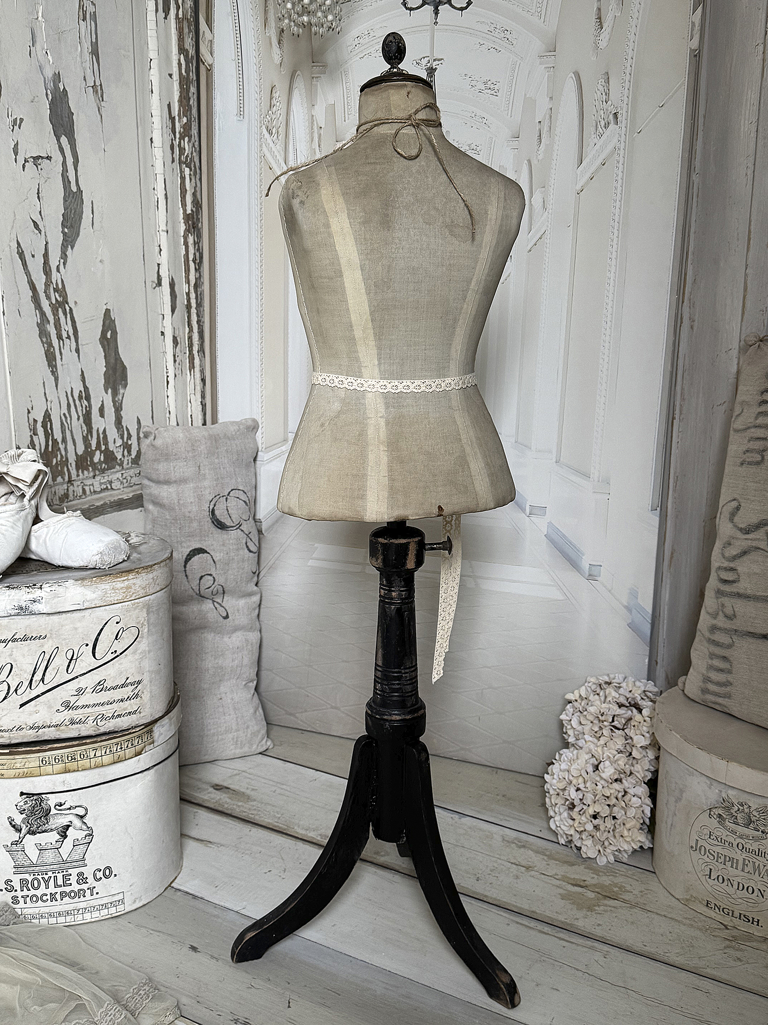 Zuckersüße antike Kinderschneiderpuppe – romantisches Original mit Vintage-Charme