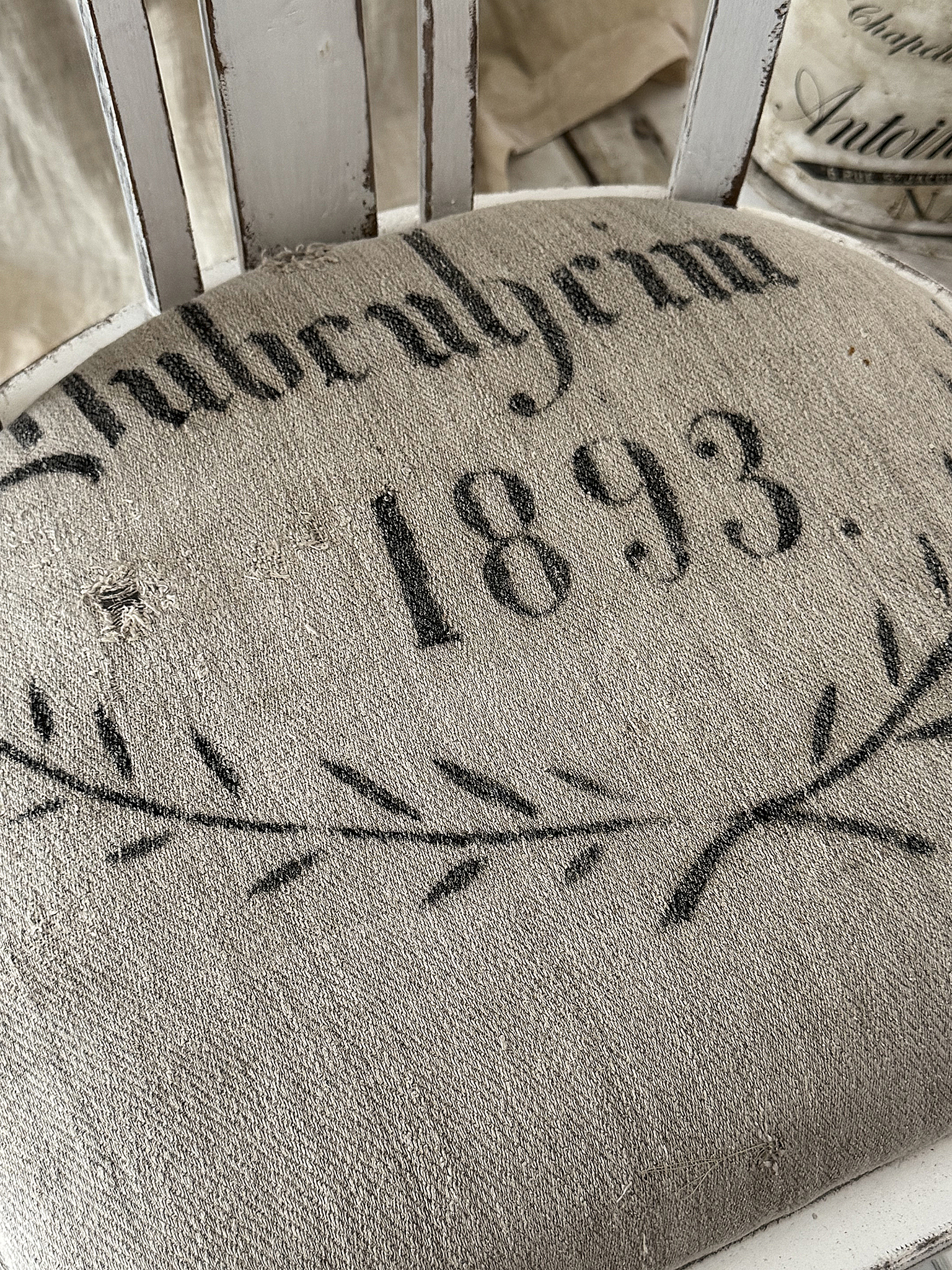 Großer Armlehnstuhl mit antikem Leinensack-Bezug von 1893 im Shabby Chic***