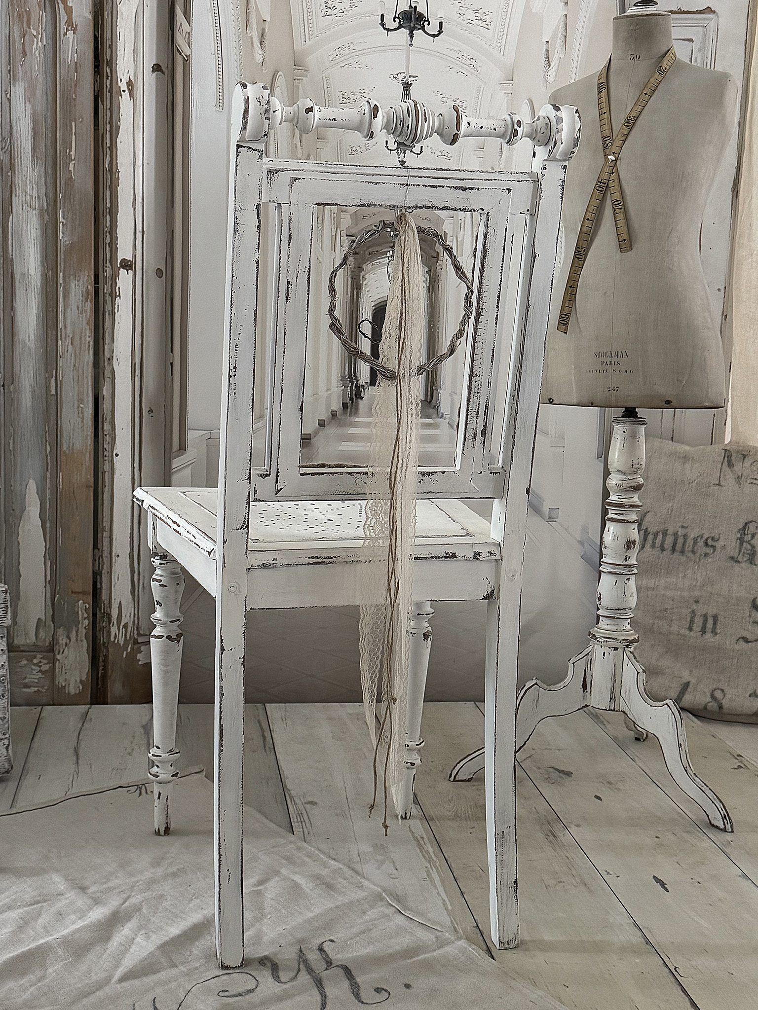 Antiker Gründerzeitstuhl im mattweißen Shabby-Kleid – ein Stück Geschichte mit Charme***
