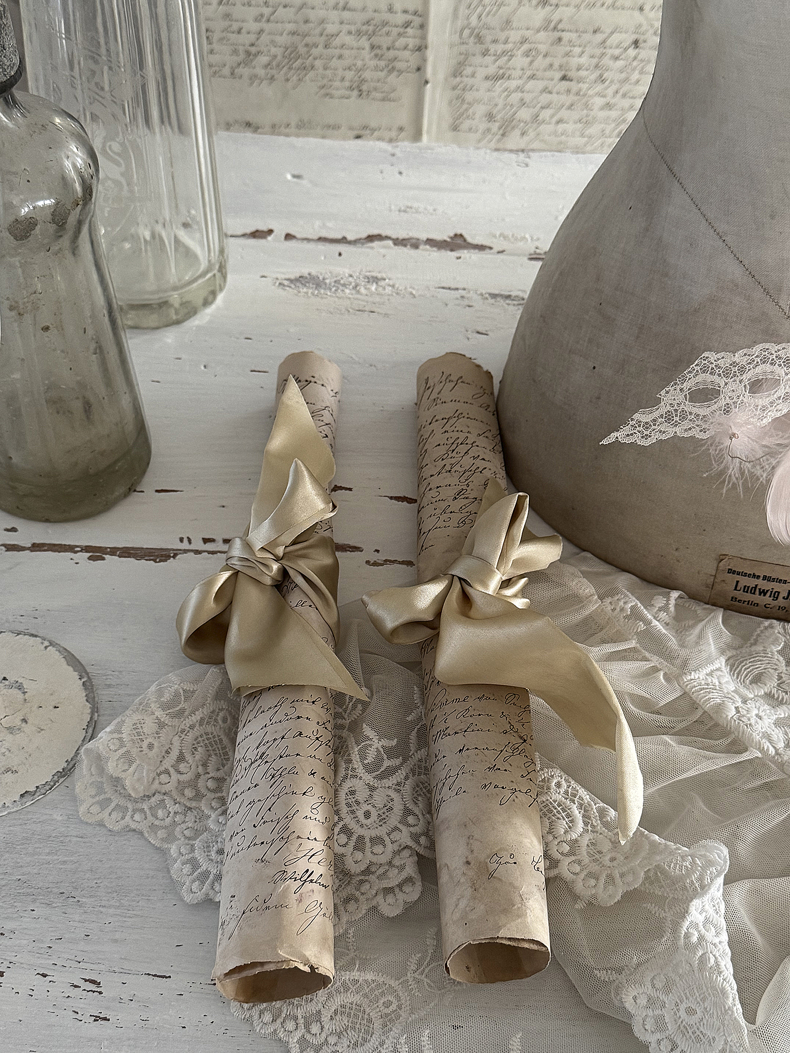 Hohe Glasvase mit romantischer Rosendeko im Shabbykleid***