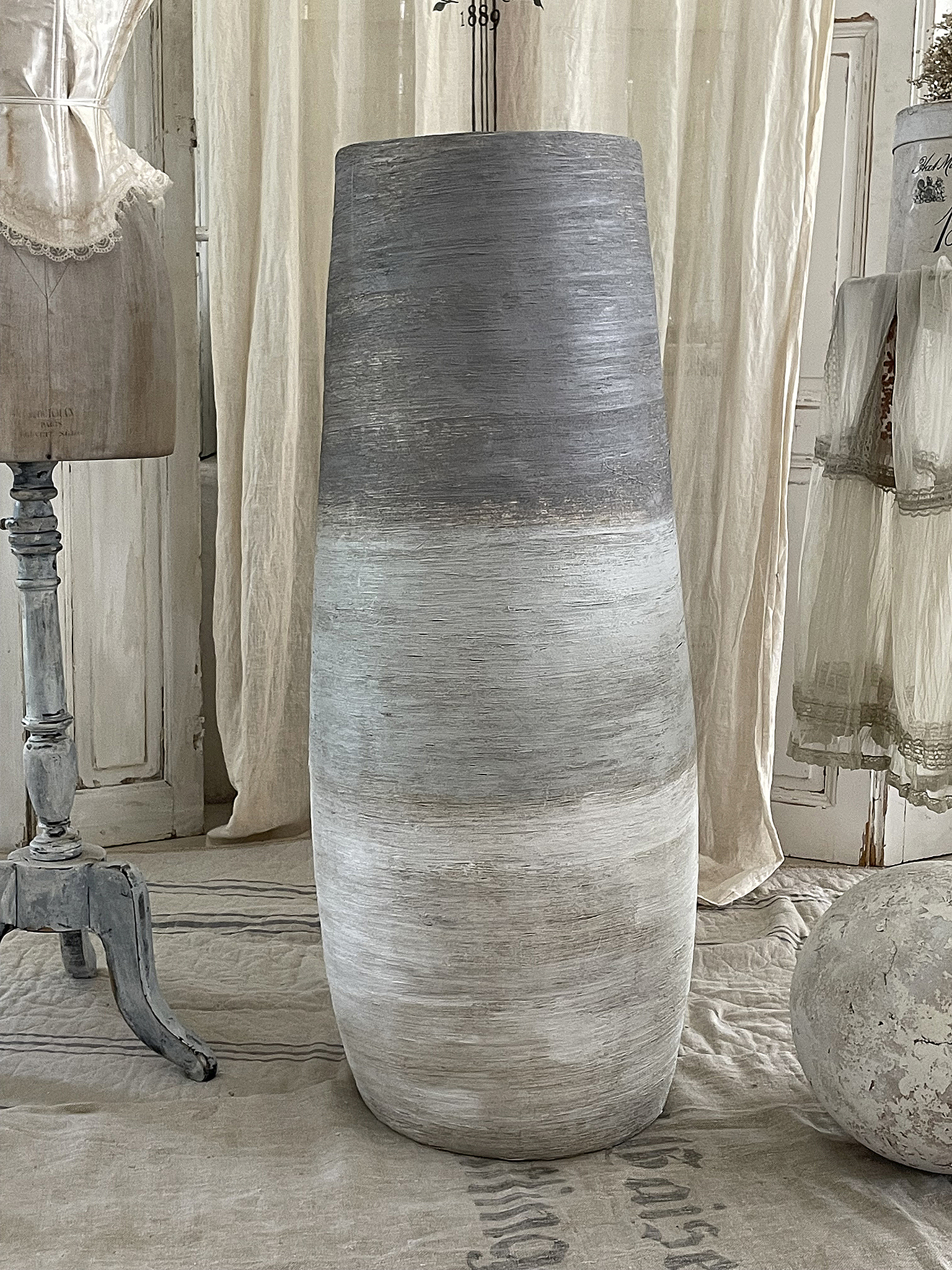 Ovalförmige Vase in Grautönen, ideal zur Dekoration in modernem Interieur