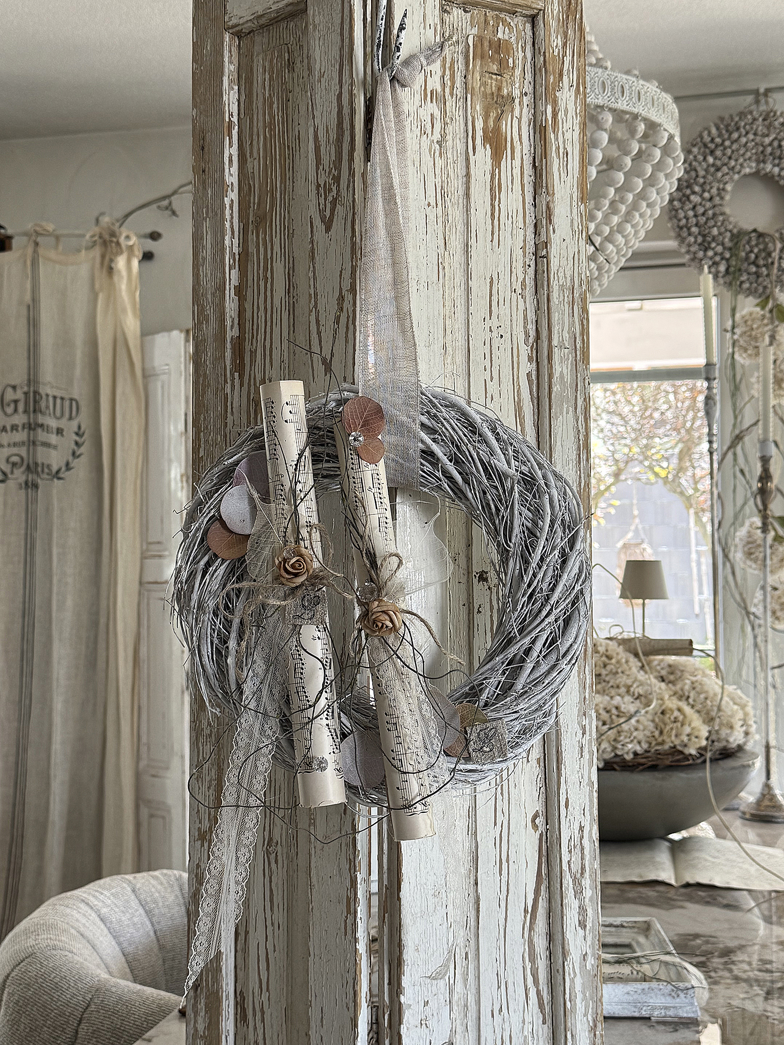 Romantischer Vintage-Kranz mit Notenblättern – zarte Handarbeit mit poetischem Charme“***