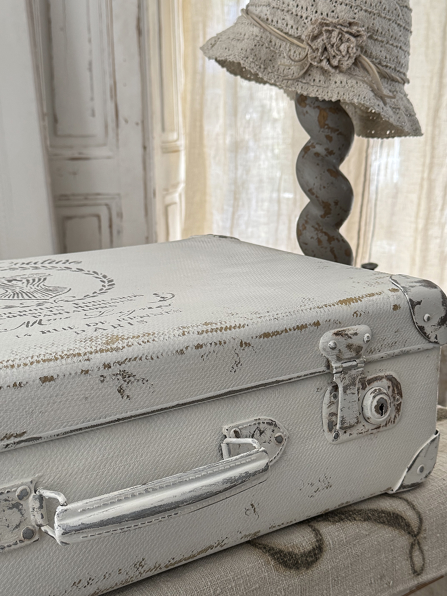 Alter Hartschalenkoffer „Haute Couture“ – Vintage Koffer im französischen Shabby Chic