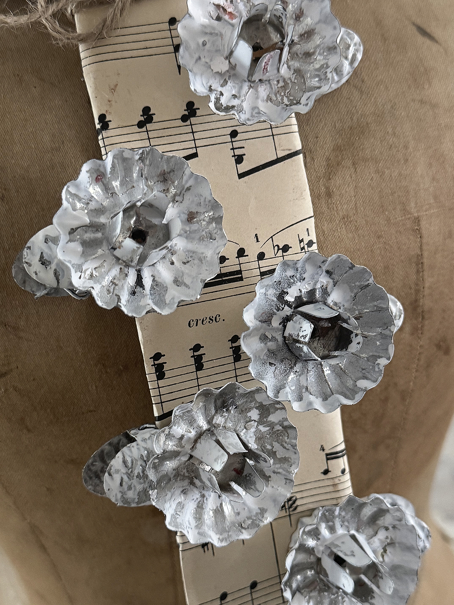 Zehn uralte Kerzenclips Baumkerzenhalter im Shabby-Kleid ***