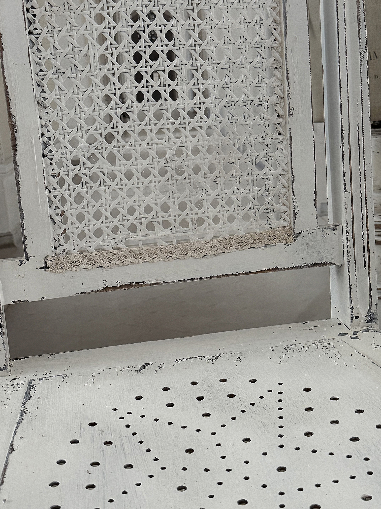 Antiker Gründerzeitstuhl im mattweißen Shabby-Kleid *** Antiker Gründerzeitstuhl im mattweißen Shabby-Kleid ***