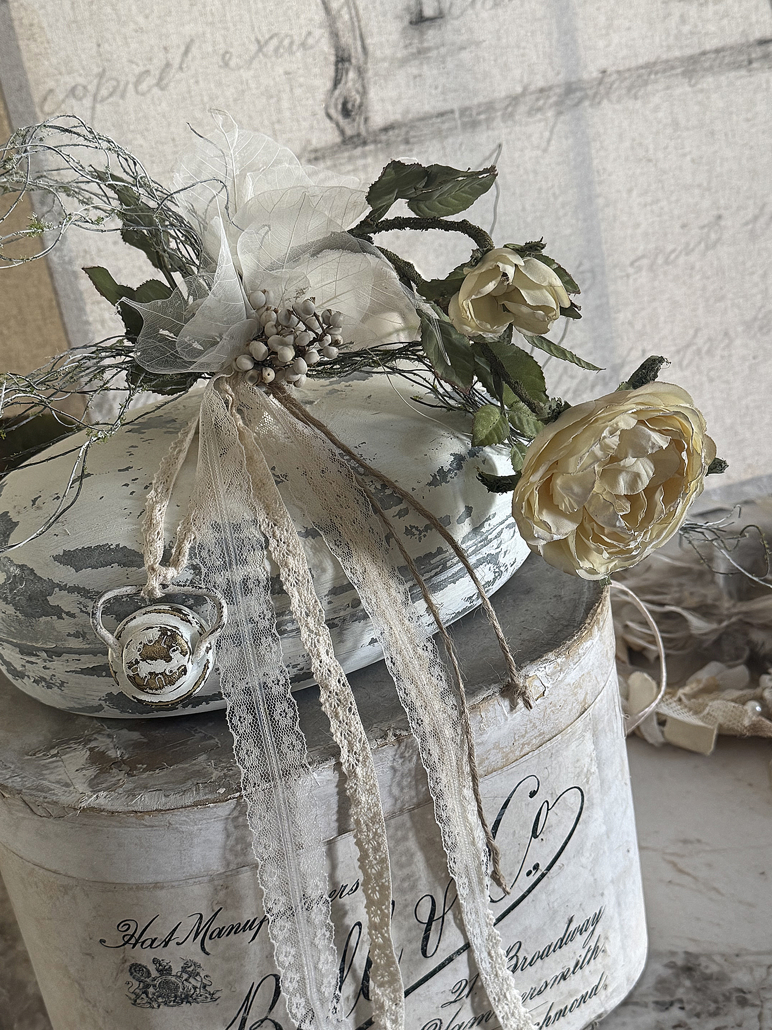 Antike Zinkwärmflasche mit romantischer Shabby-Deko***