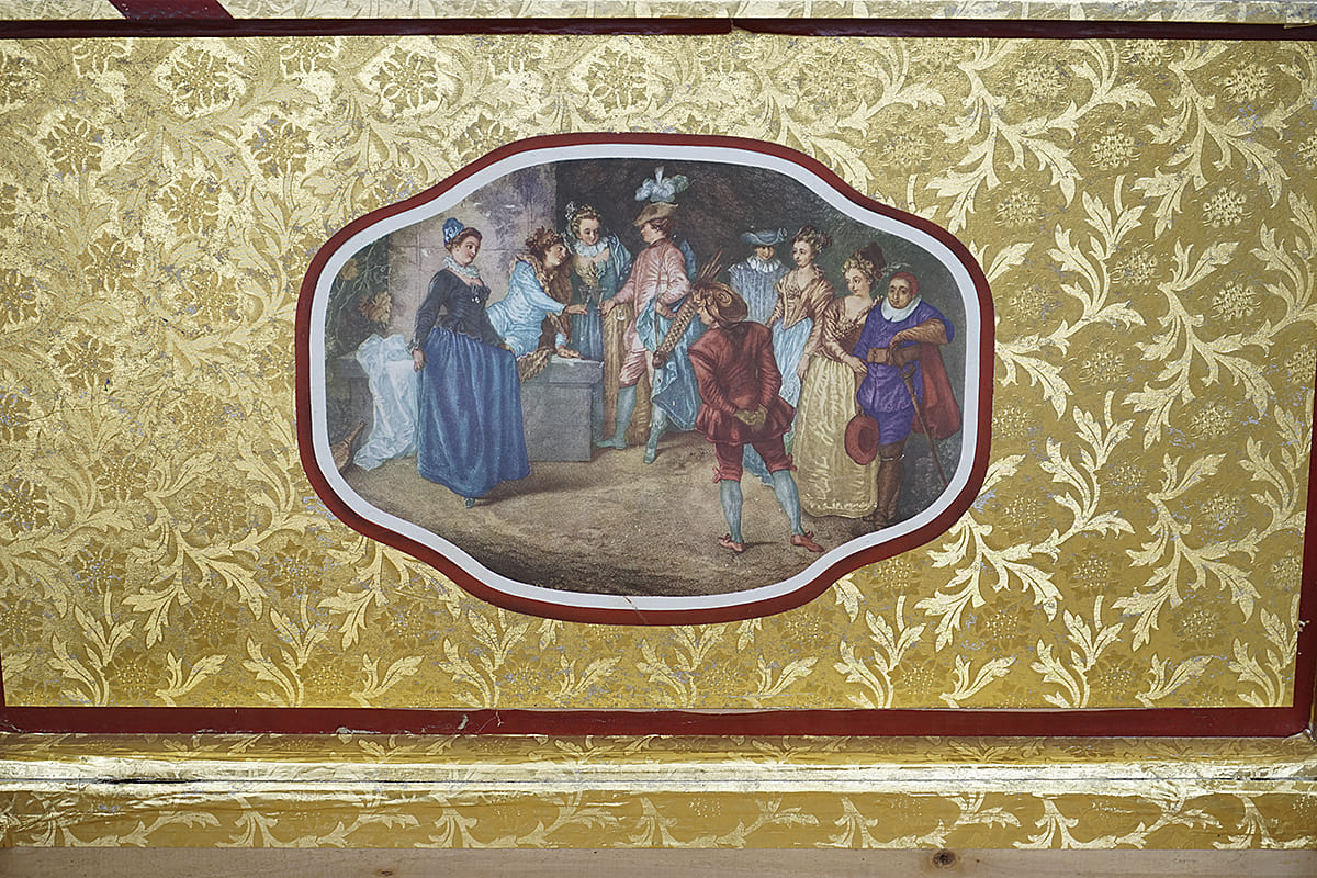 Gemälde mit Menschen in historischer Kleidung vor goldenen Verzierungen