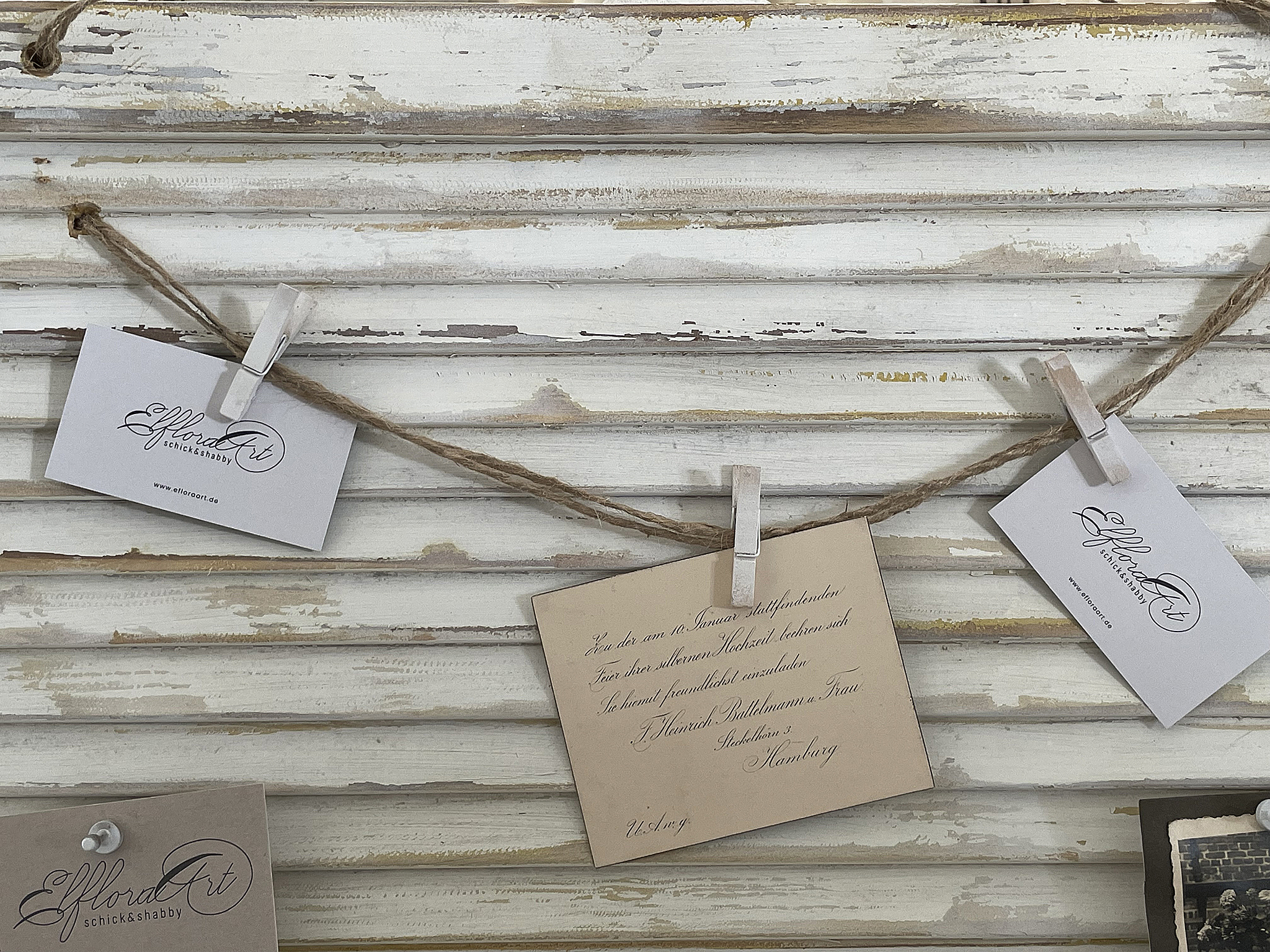 Kreative Beschriftungen an Wäscheleine in Shabby Chic Stil Antikes Holz mit beschrifteten Karten, die an einer Schnur hängen, im Shabby Chic Design