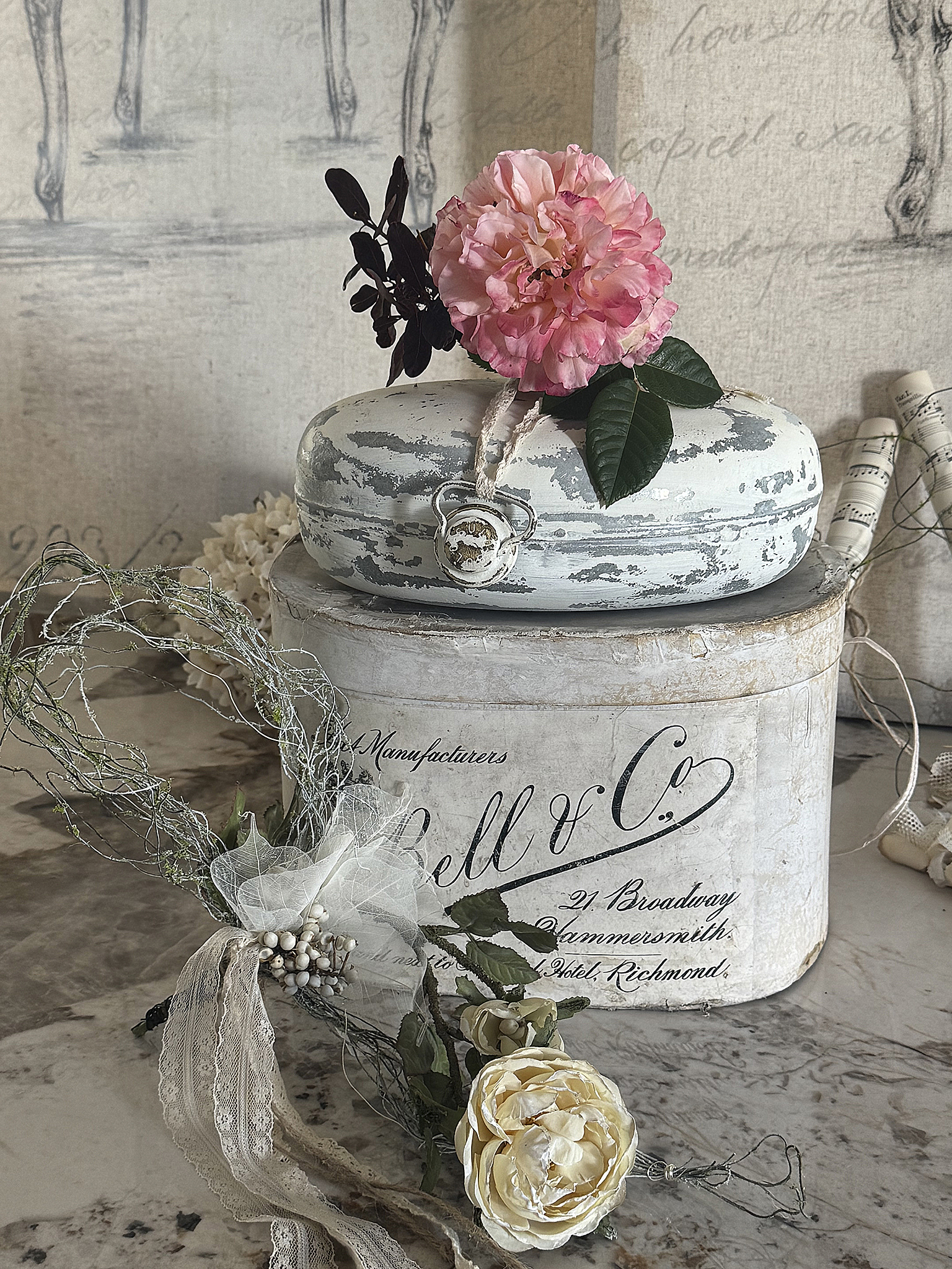 Antike Zinkwärmflasche mit romantischer Shabby-Deko***