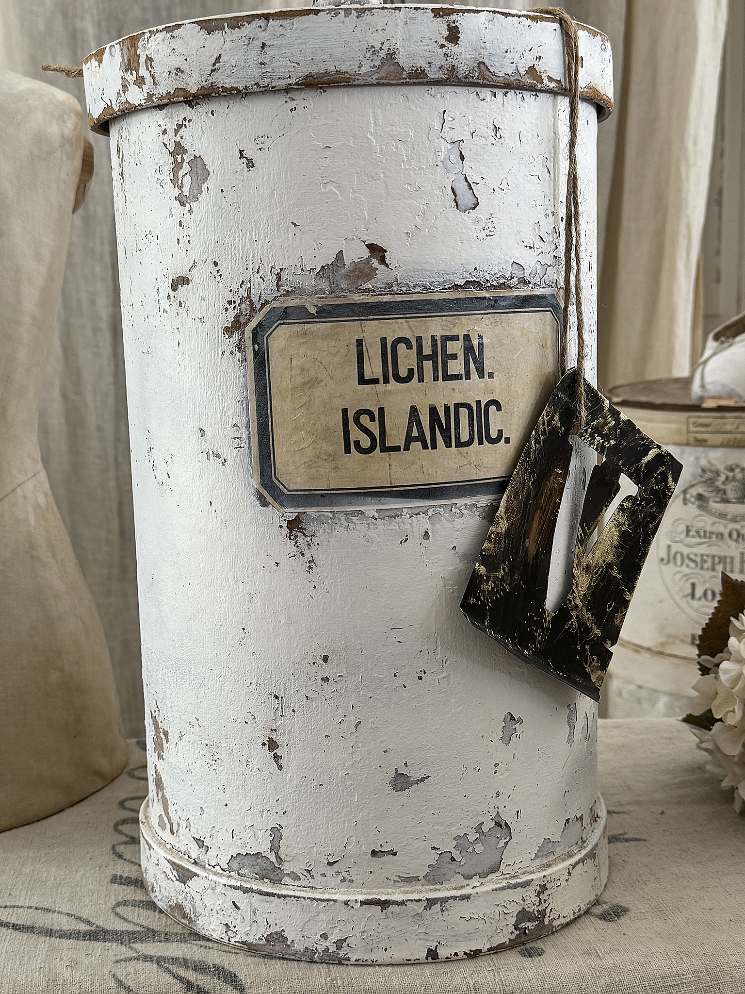 Alte große Holzdose mit antiker Schablone – nostalgischer Shabby-Chic***