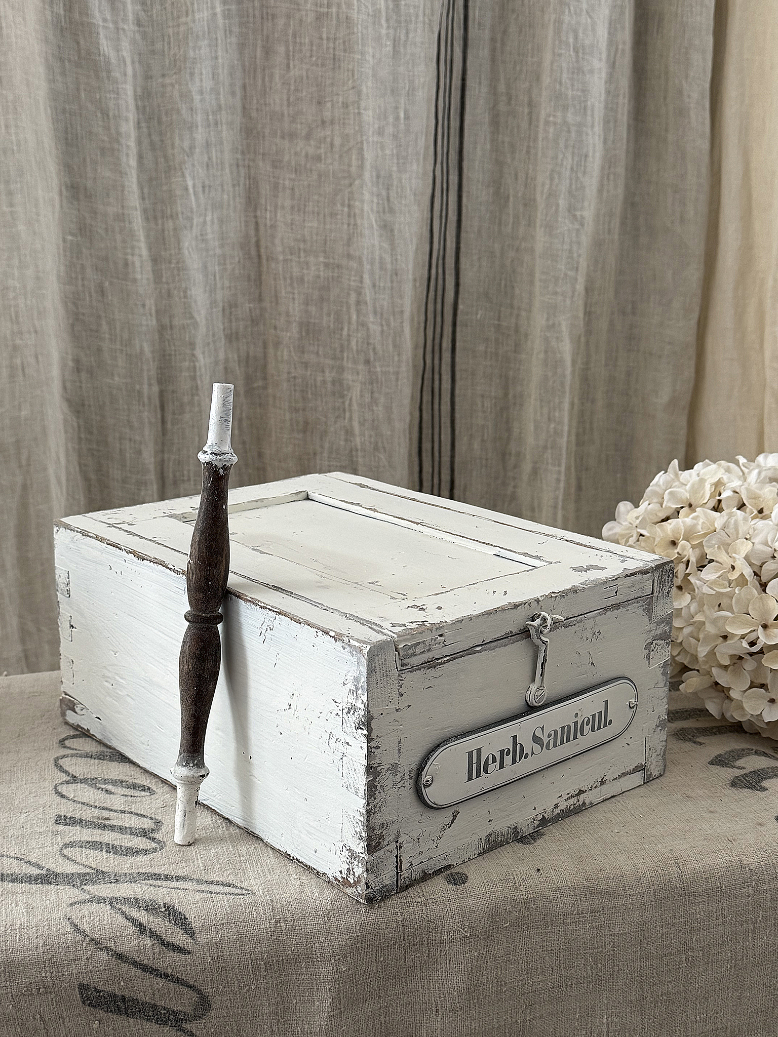 Stimmungsvolles altes Apotheker-Duo mit wunderschönem Shabby-Chic-Charme***