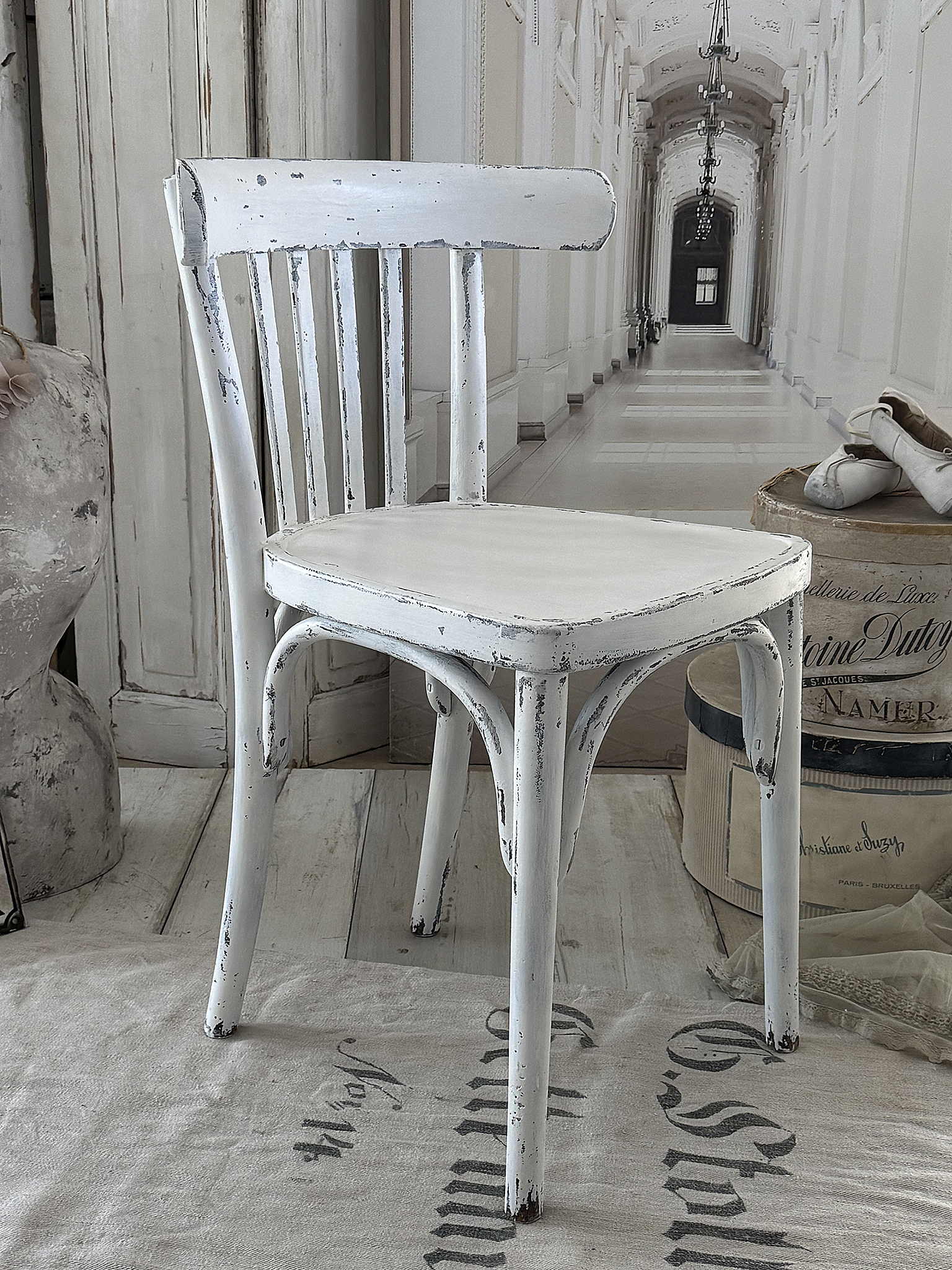 Antiker Bugholzstuhl – Matt-Weiß – Shabby  – Vintage Stuhl mit Patina***