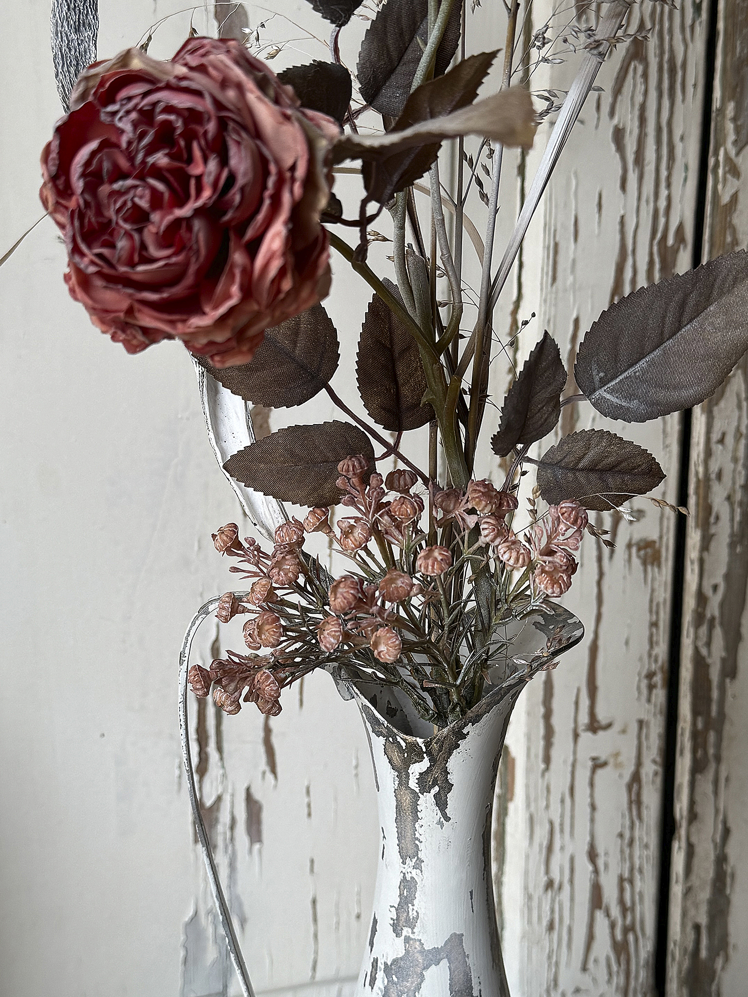 Alte Messingvase im Shabby-Kleid mit zartem Ranunkelstrauß***