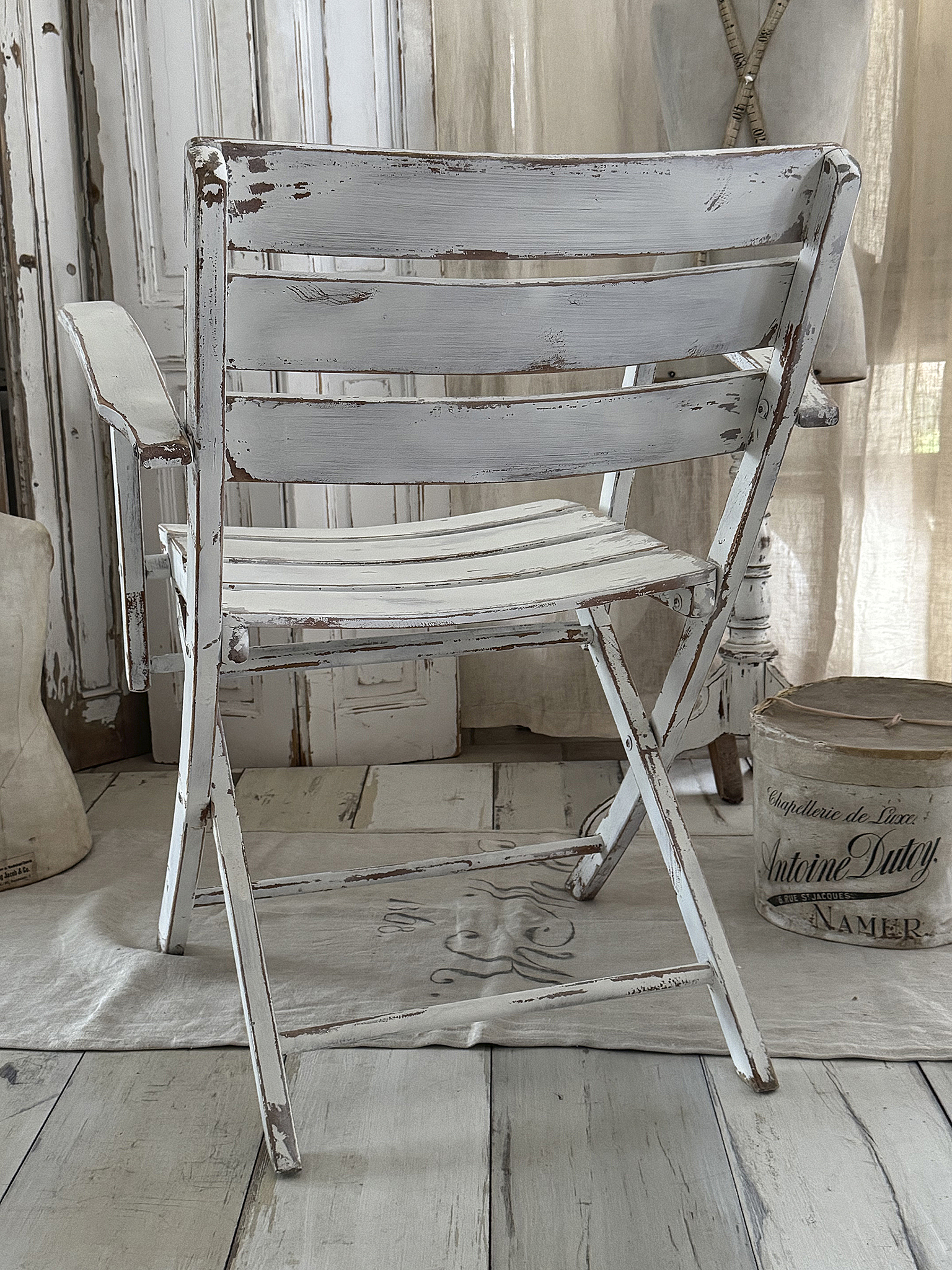 Alter bequemer Klappstuhl im Shabbykleid***