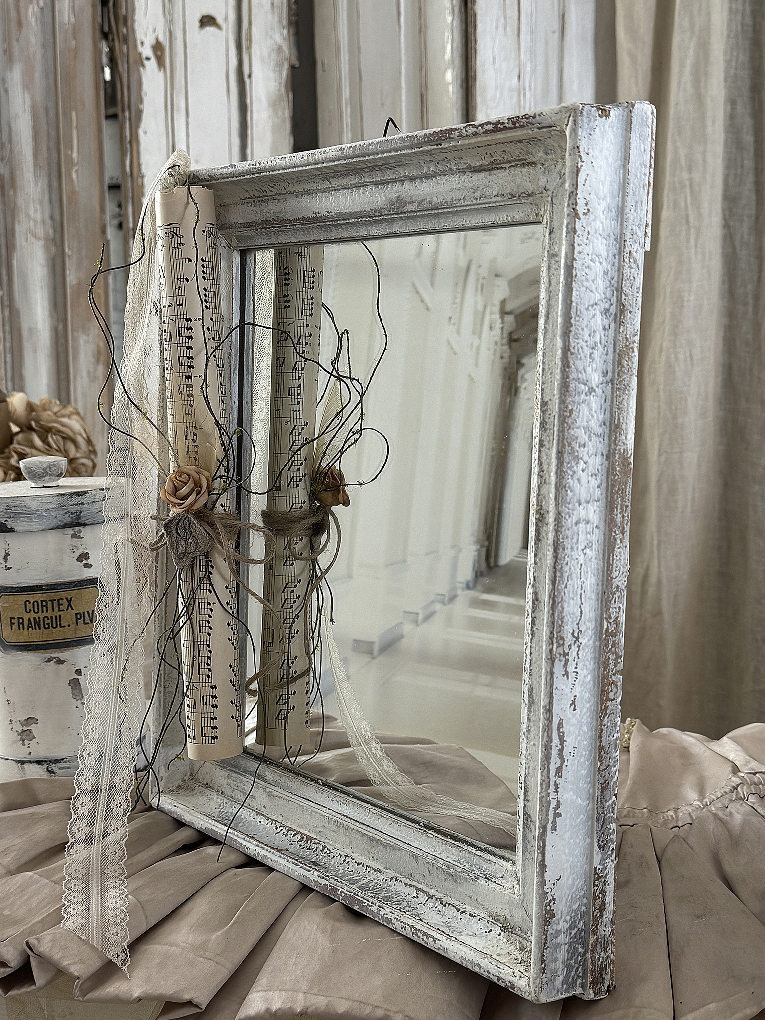 Kleiner Vintage-Spiegel mit Holzrahmen – romantischer Charme mit feinen Details“**