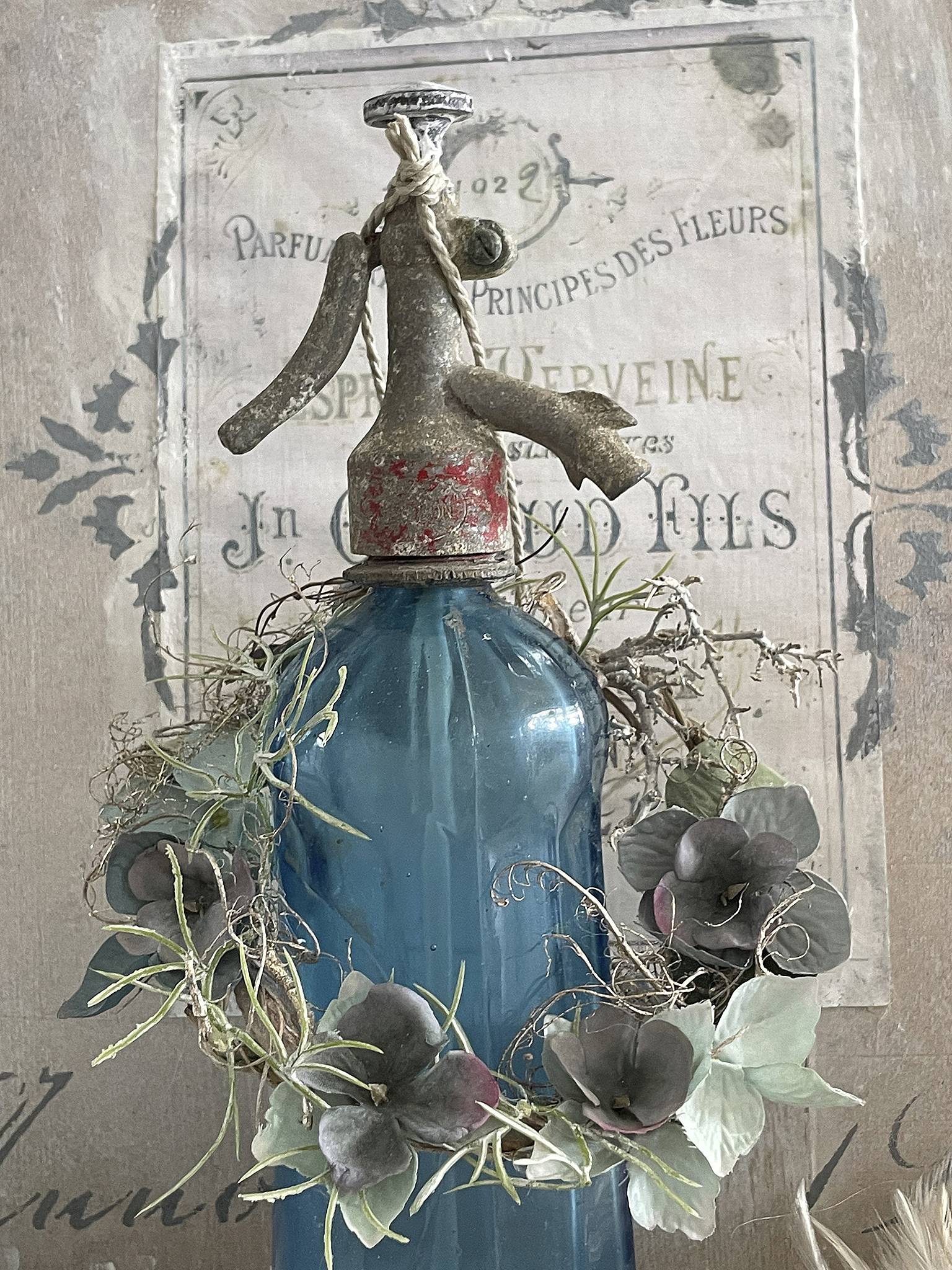 Alte blaue Sodaflasche mit Kränzchen***