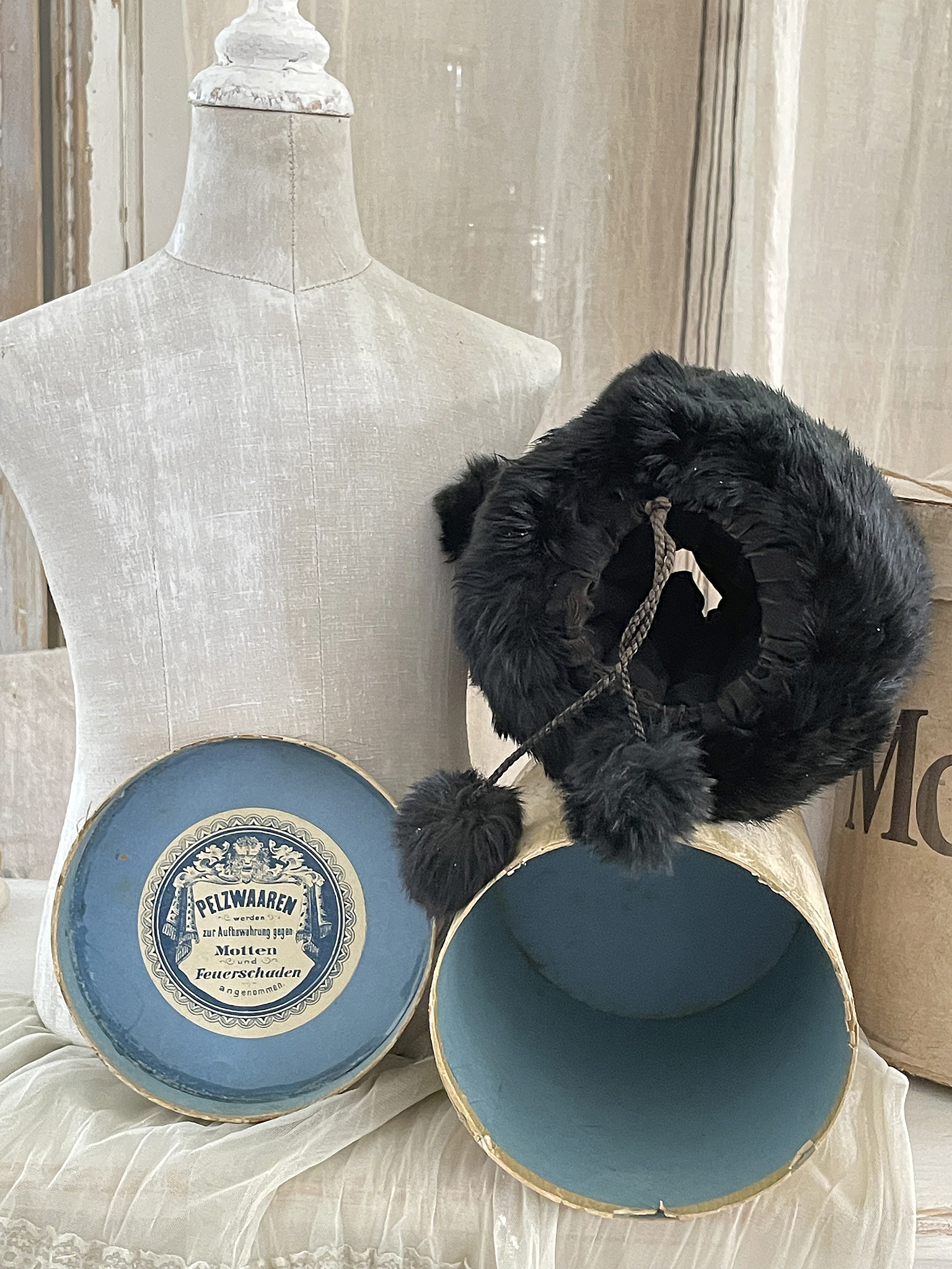 Antike Pelzschachtel mit Muff*** Antike Pelzschachtel mit Muff***