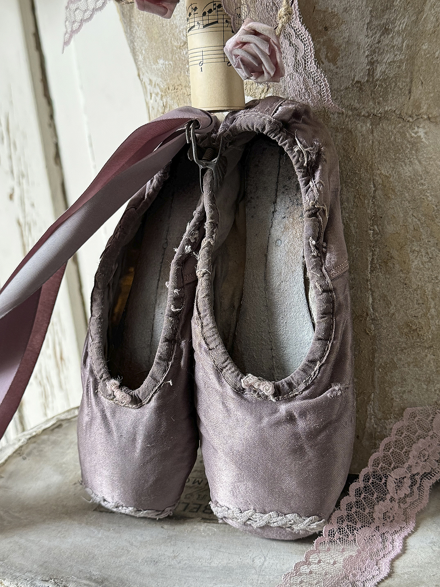 Antike Ballettspitzenschuhe in Malve-Stille Zeugen der Bühne***